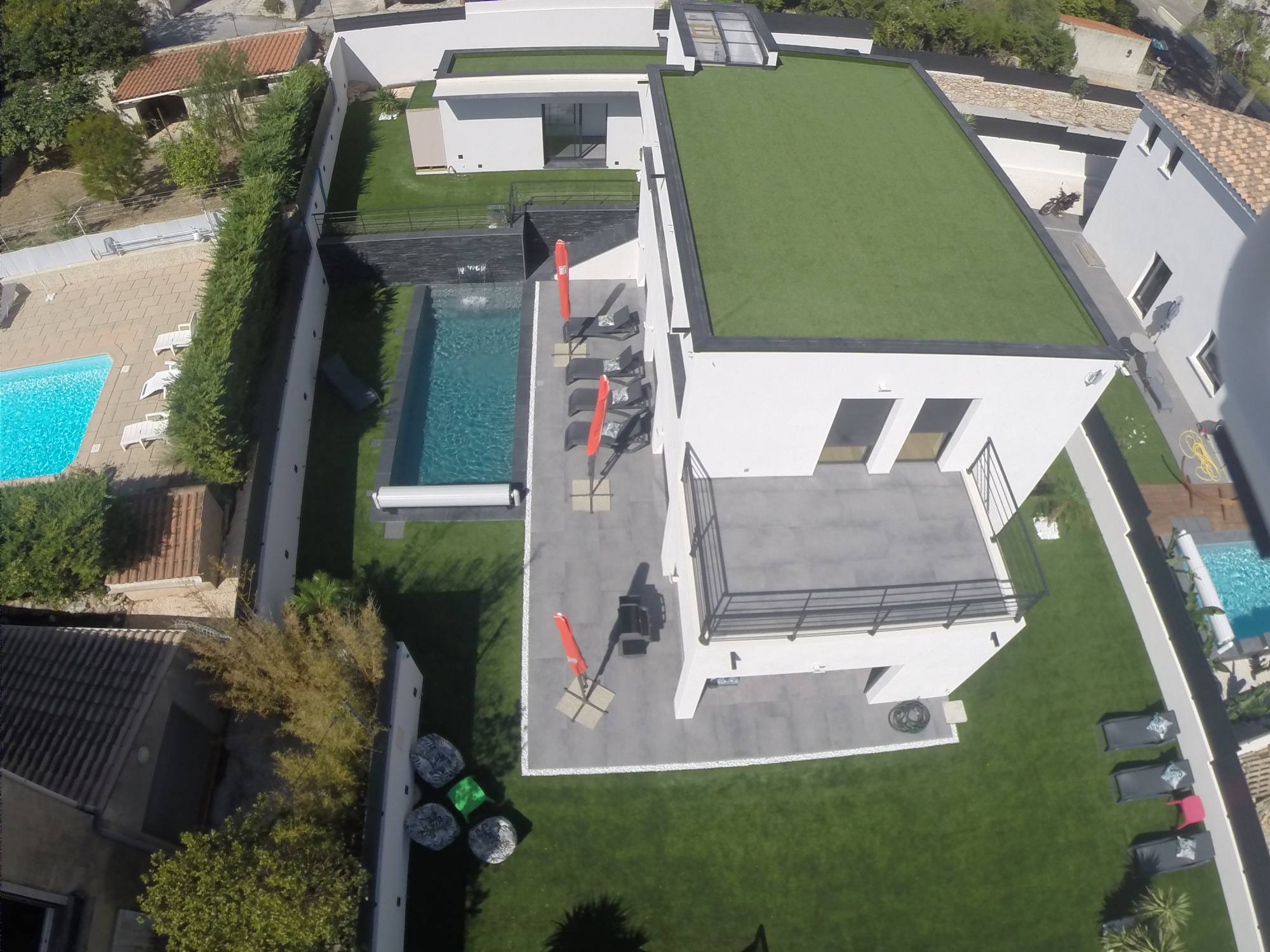 Pose d'un gazon synthétique sur un roof-top à Bandol