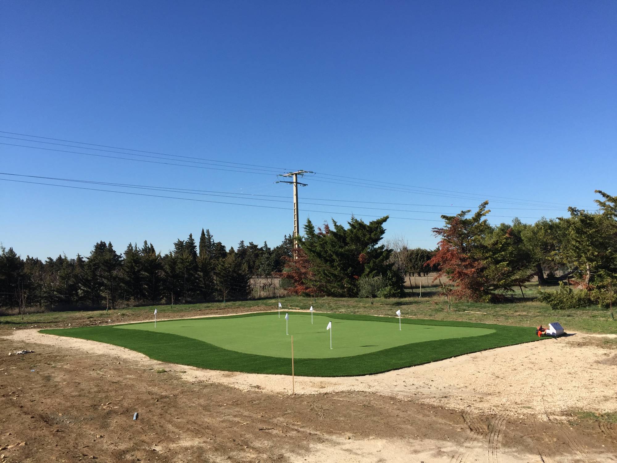 pose de gazon synthétique golf