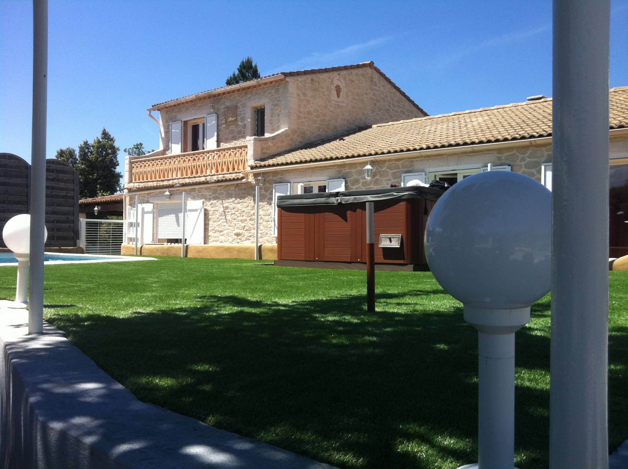 Peut-on poser du gazon synthétique sur une terrasse en bois ?