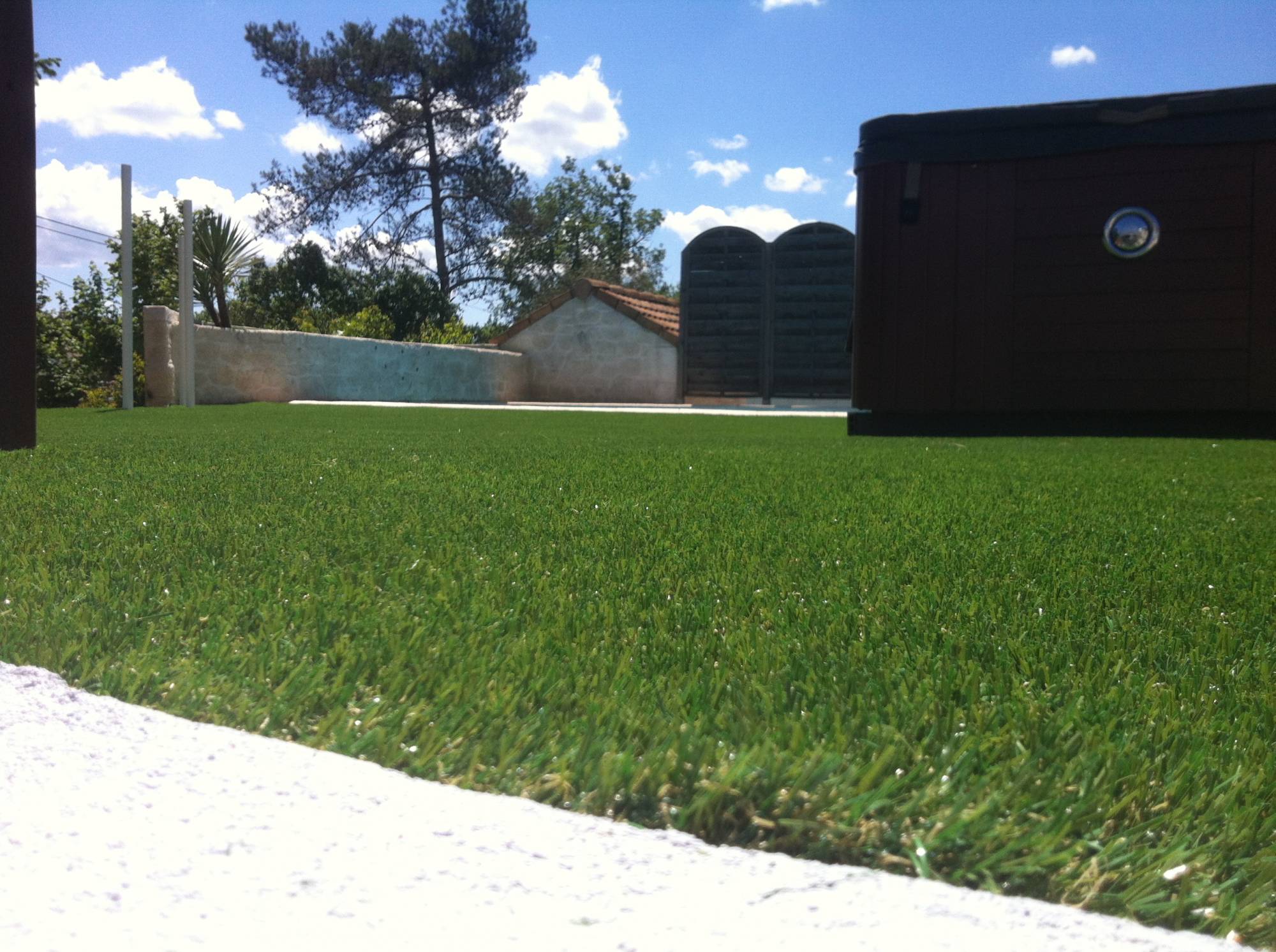 Peut-on poser du gazon synthétique sur une terrasse en bois ?