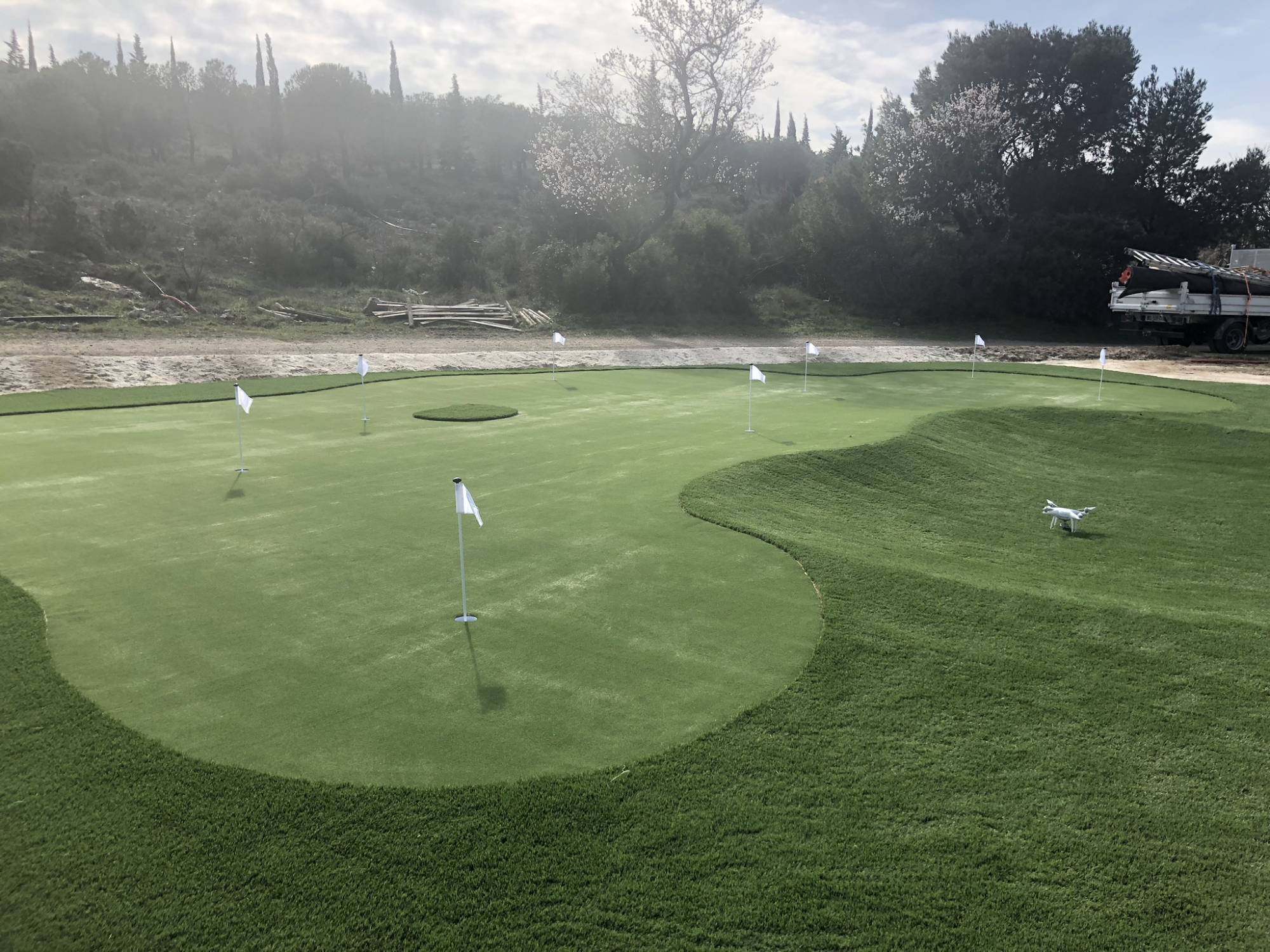 poseur de green de golf synthétique