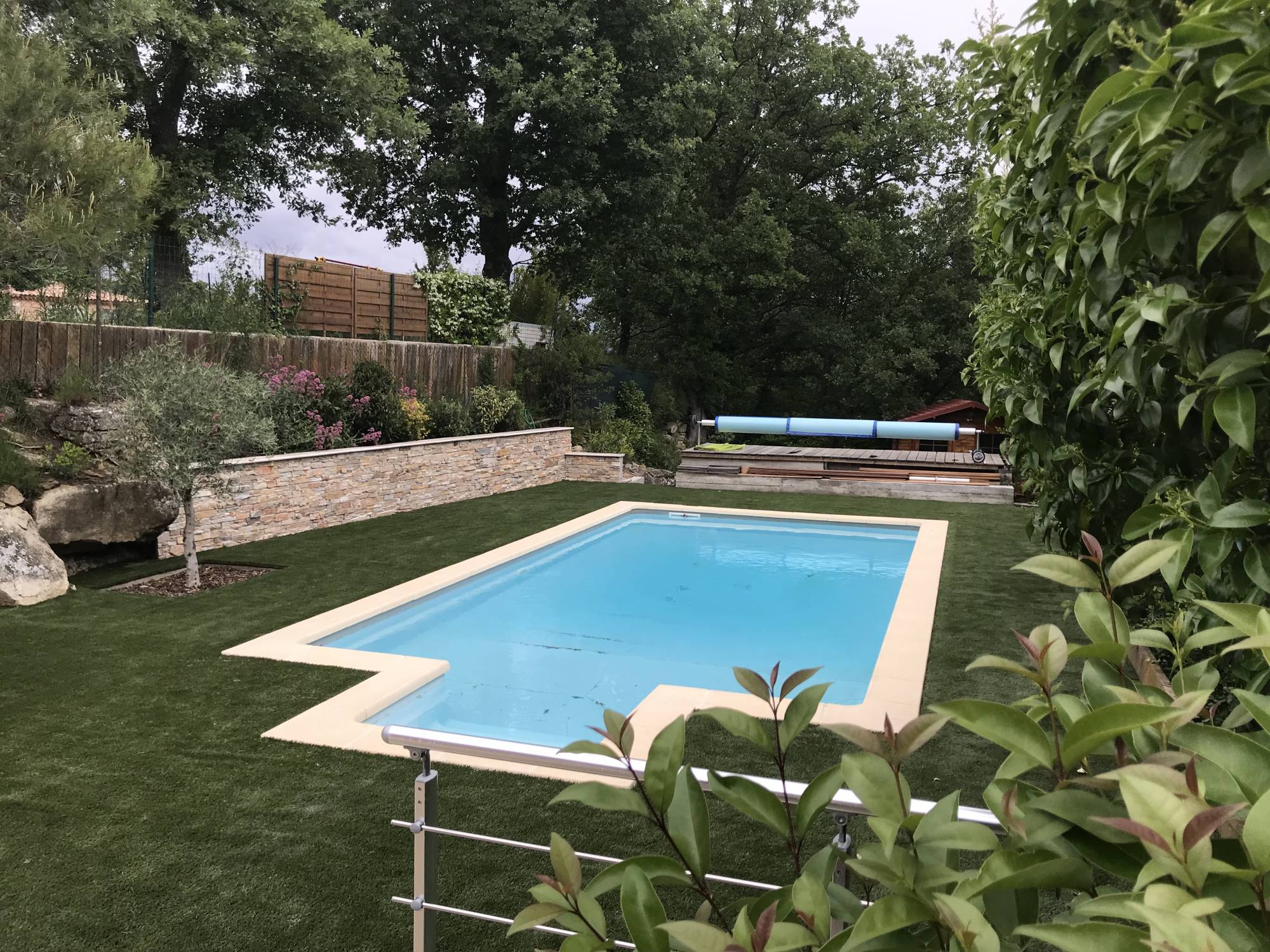 gazon artificiel autour de piscine