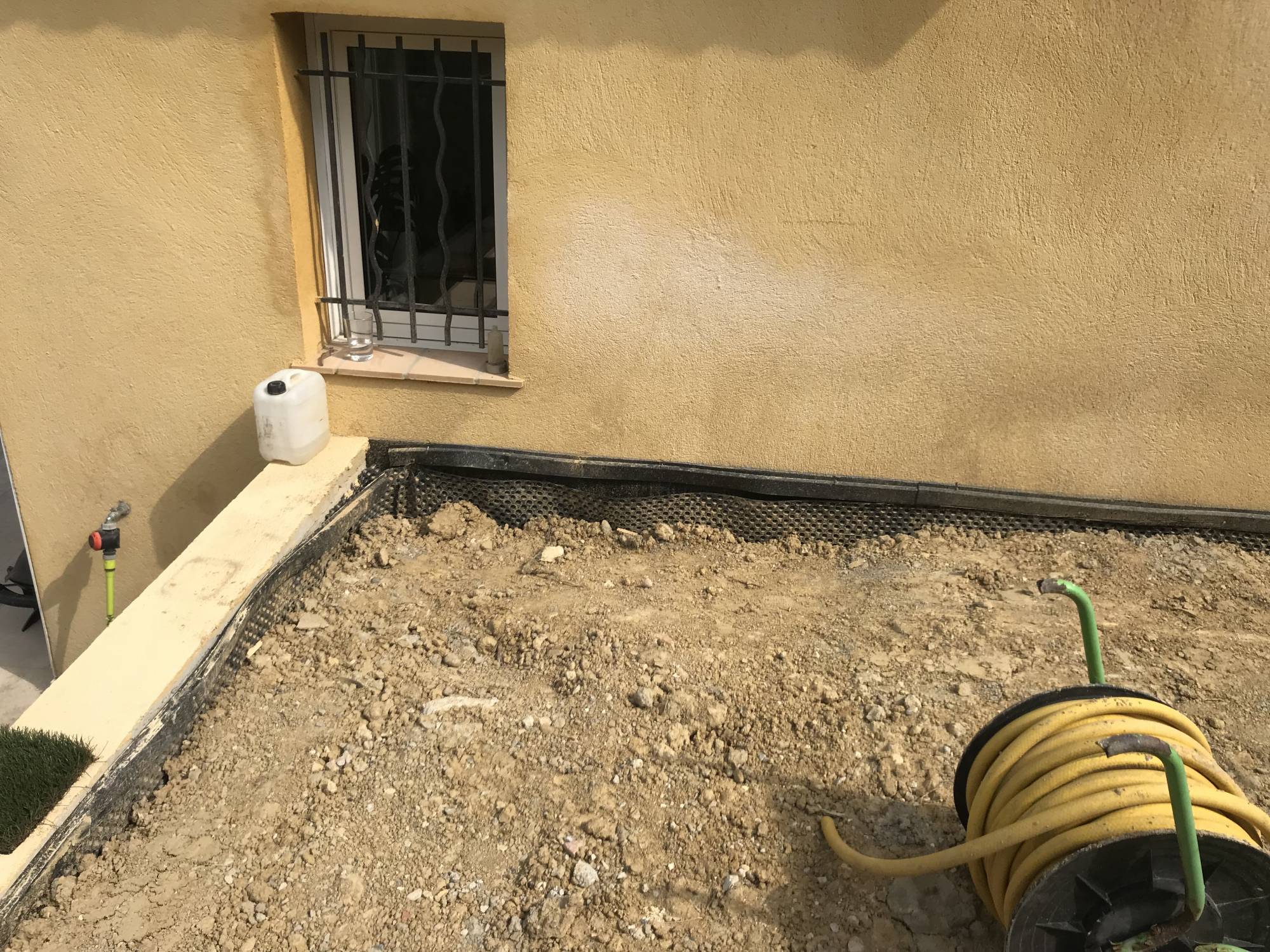 gazon synthétique et niveau à rattraper