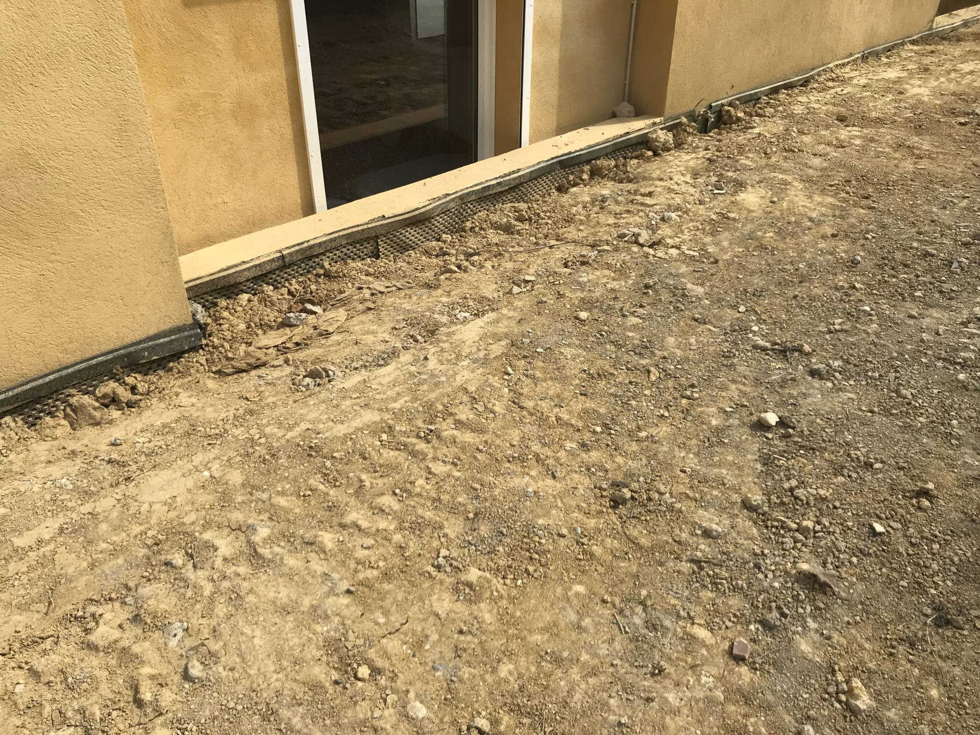 apport en tout-venant avant pose de gazon synthétique