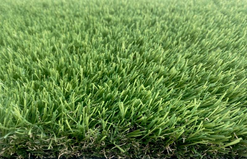 gazon synthétique pas cher pour jardin et entourage de piscine