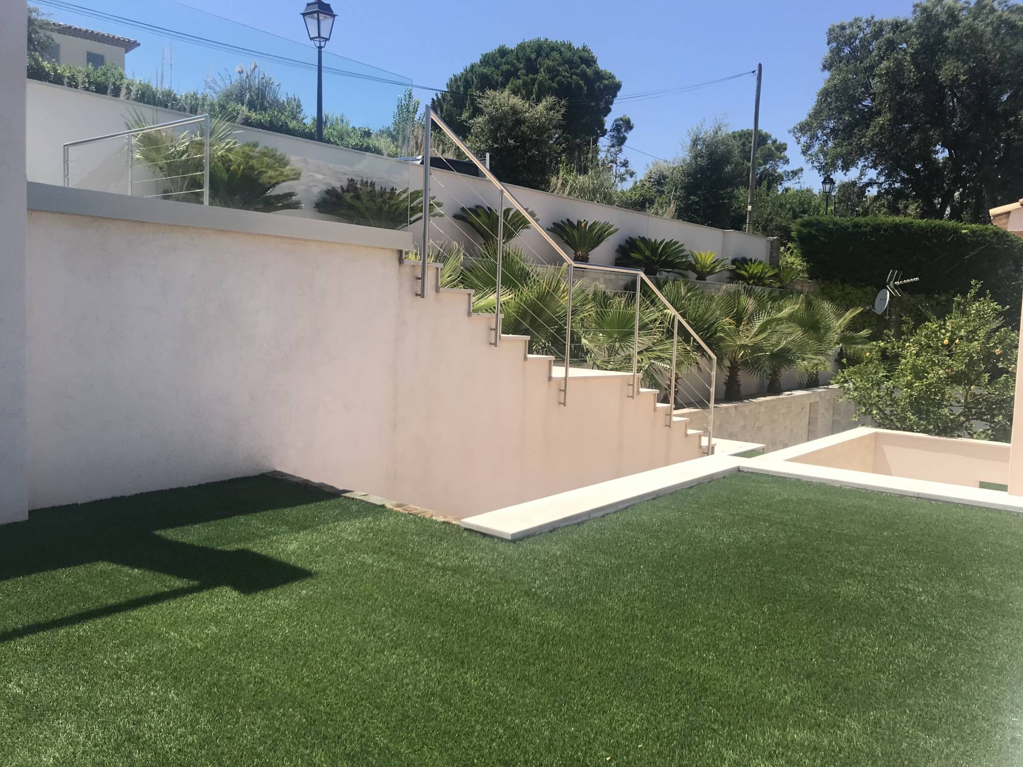 Installer un gazon synthétique pour faire des économies d'eau