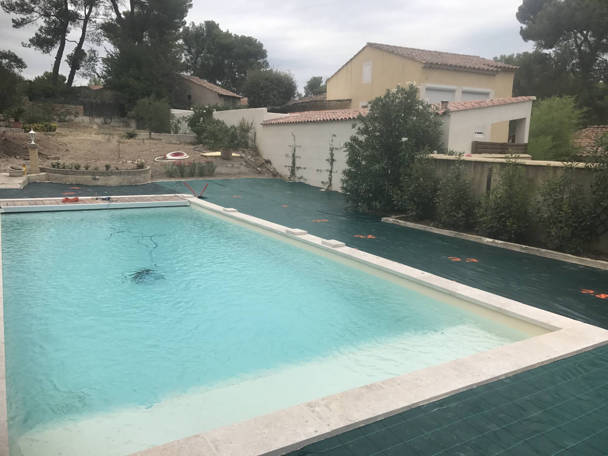 entourage de piscine avec gazon synthétique