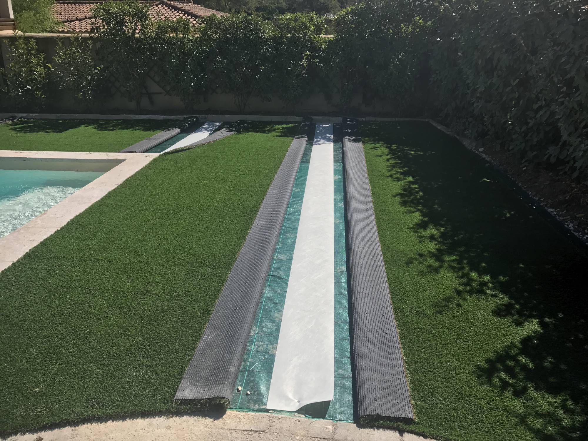 tour de piscine en gazon artificiel