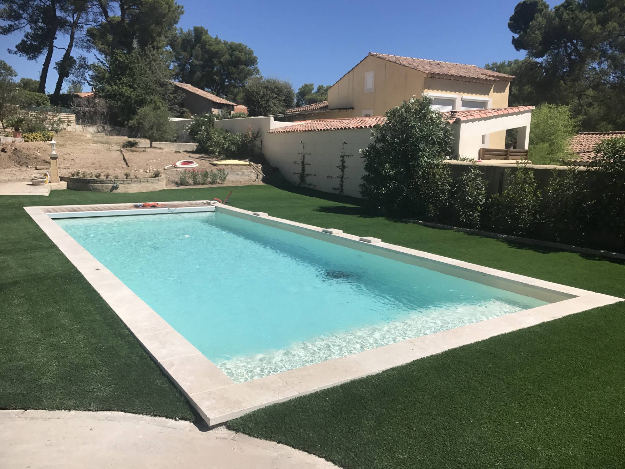 aménagement d'un tour de piscine en gazon synthétique