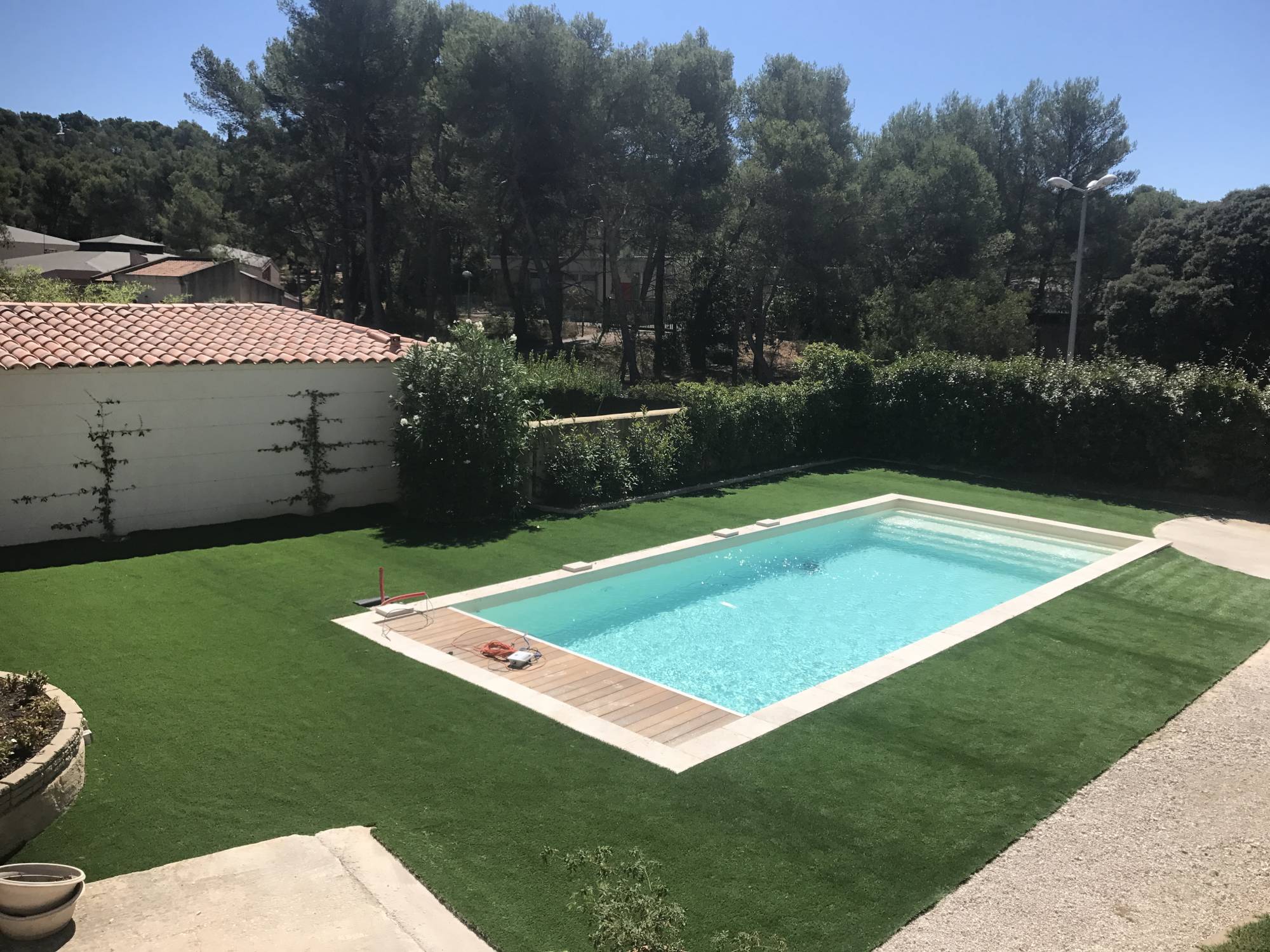 tour de piscine en gazon synthétique