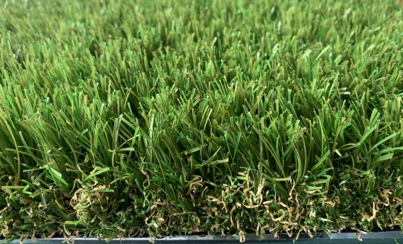 gazon synthéique haut de gamme pour jardin et entourage de piscine