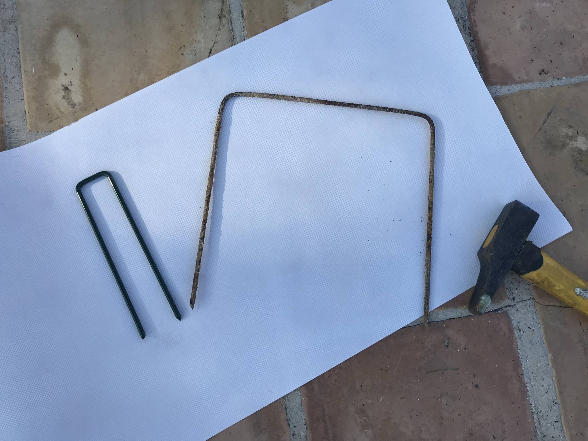 clou ou sardine pour fixer le gazon synthétique