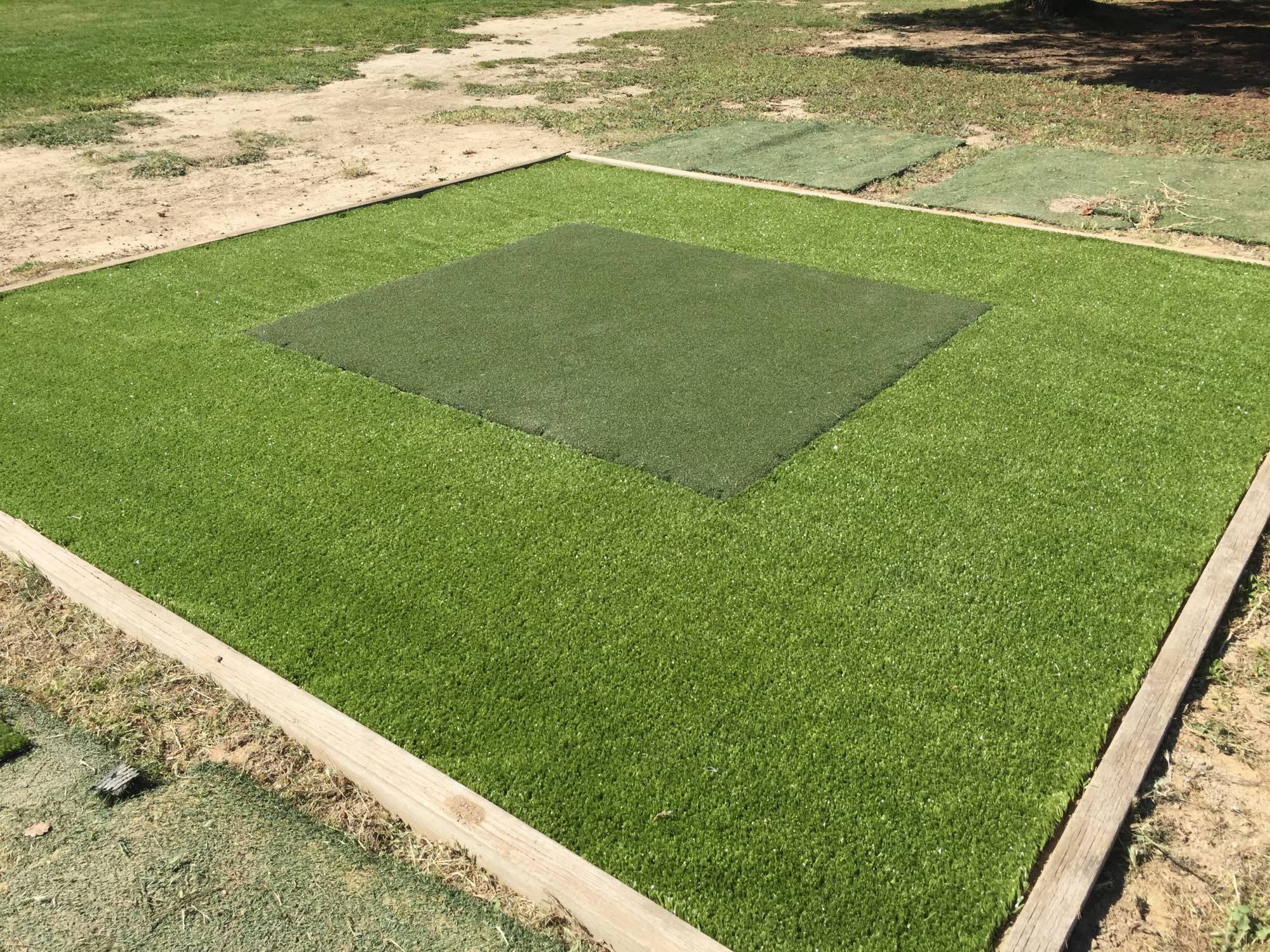 pose de départ synthétique pour golf