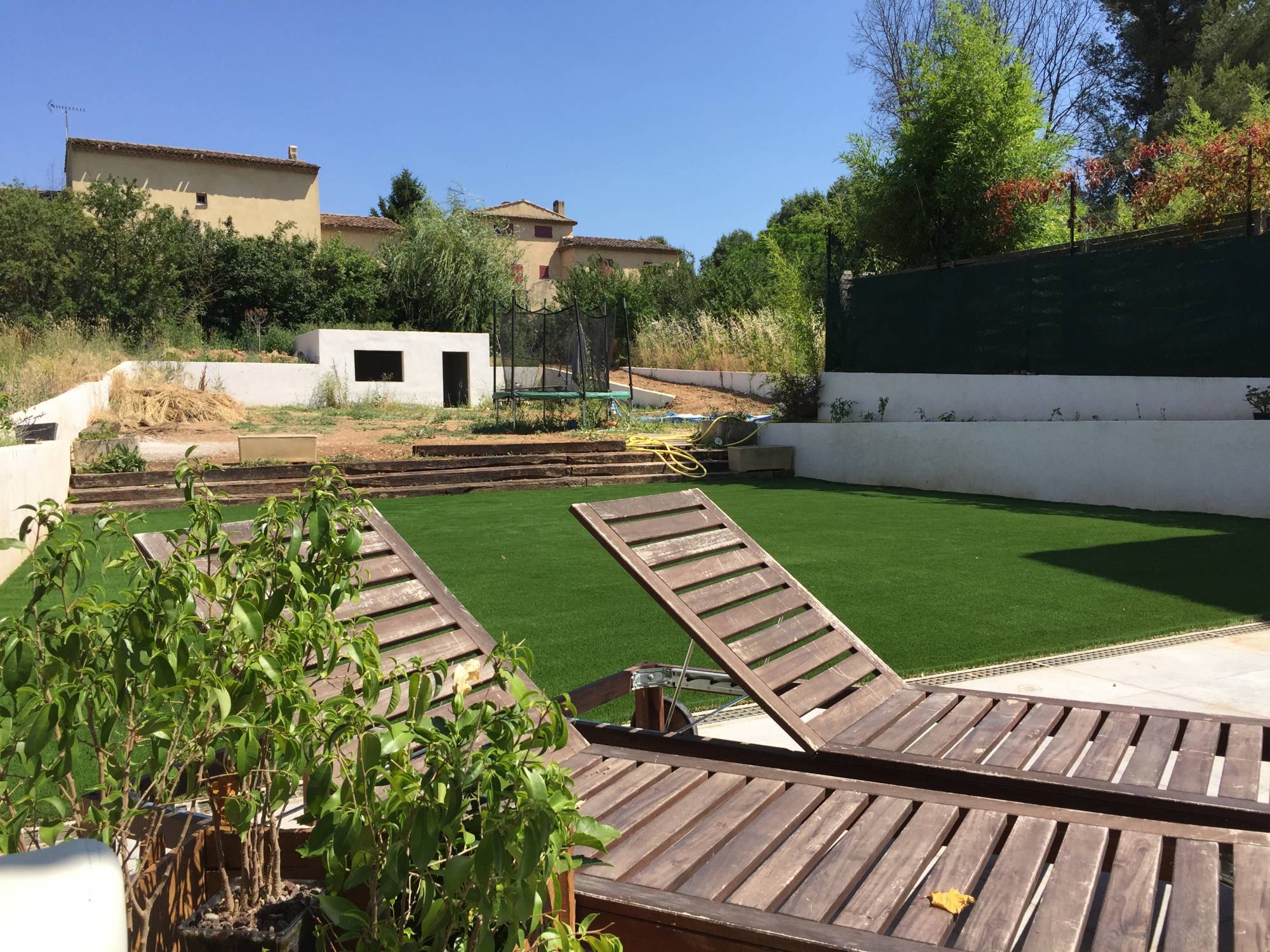 préparation de sol avant la pose du gazon synthétique à Aix en Provence