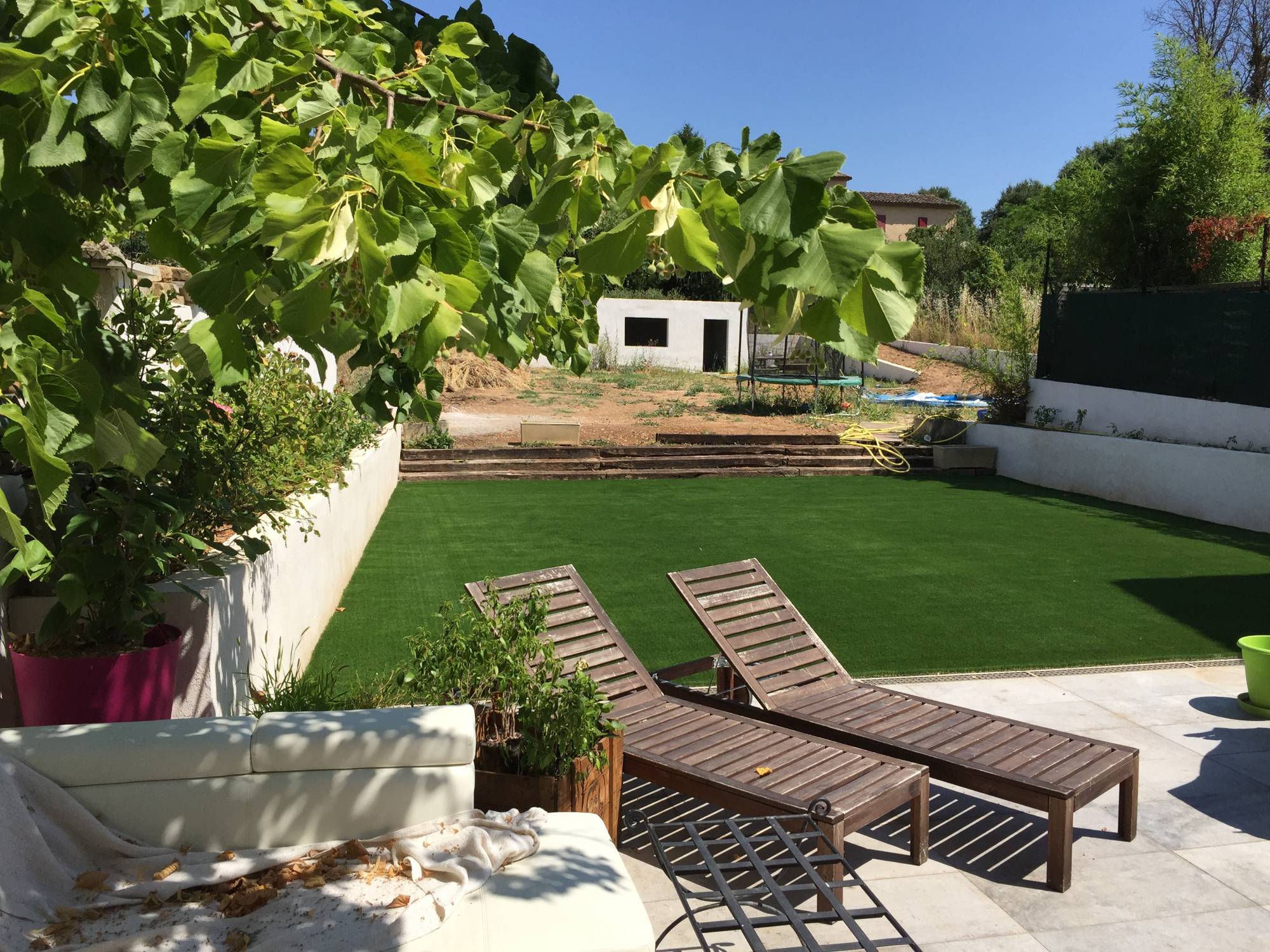 poser un gazon synthétique sur de la terre à Aix en Provence