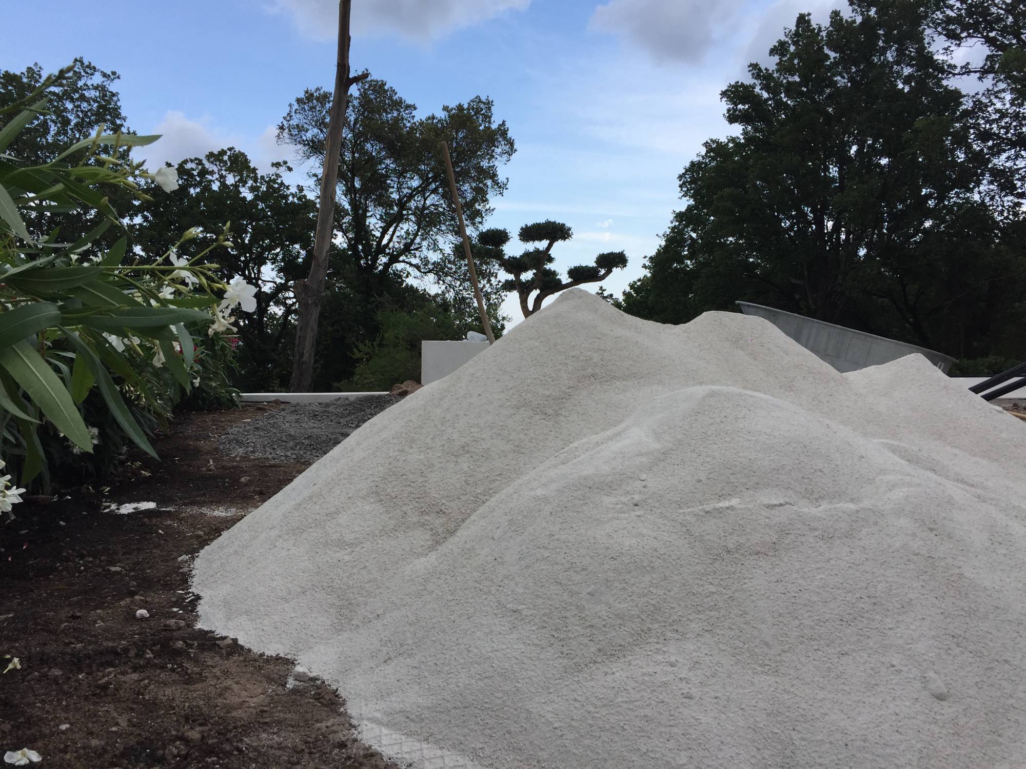 rattraper le niveau pour poser un gazon synthétique