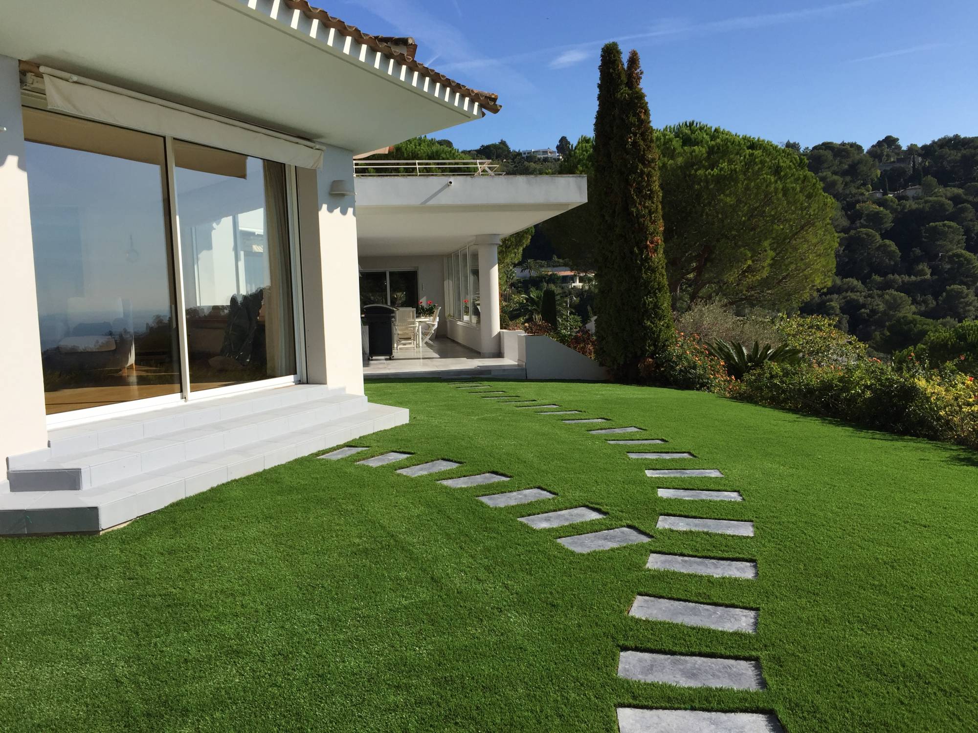 pose de gazon synthétique à Cannes