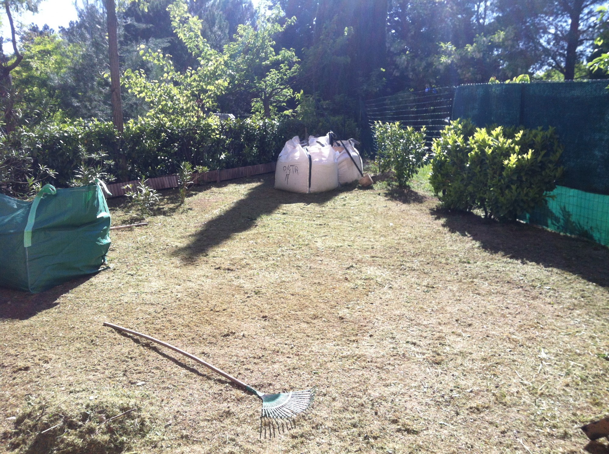 Préparation du sol et  installation d'un gazon synthétique à Aix en Provence