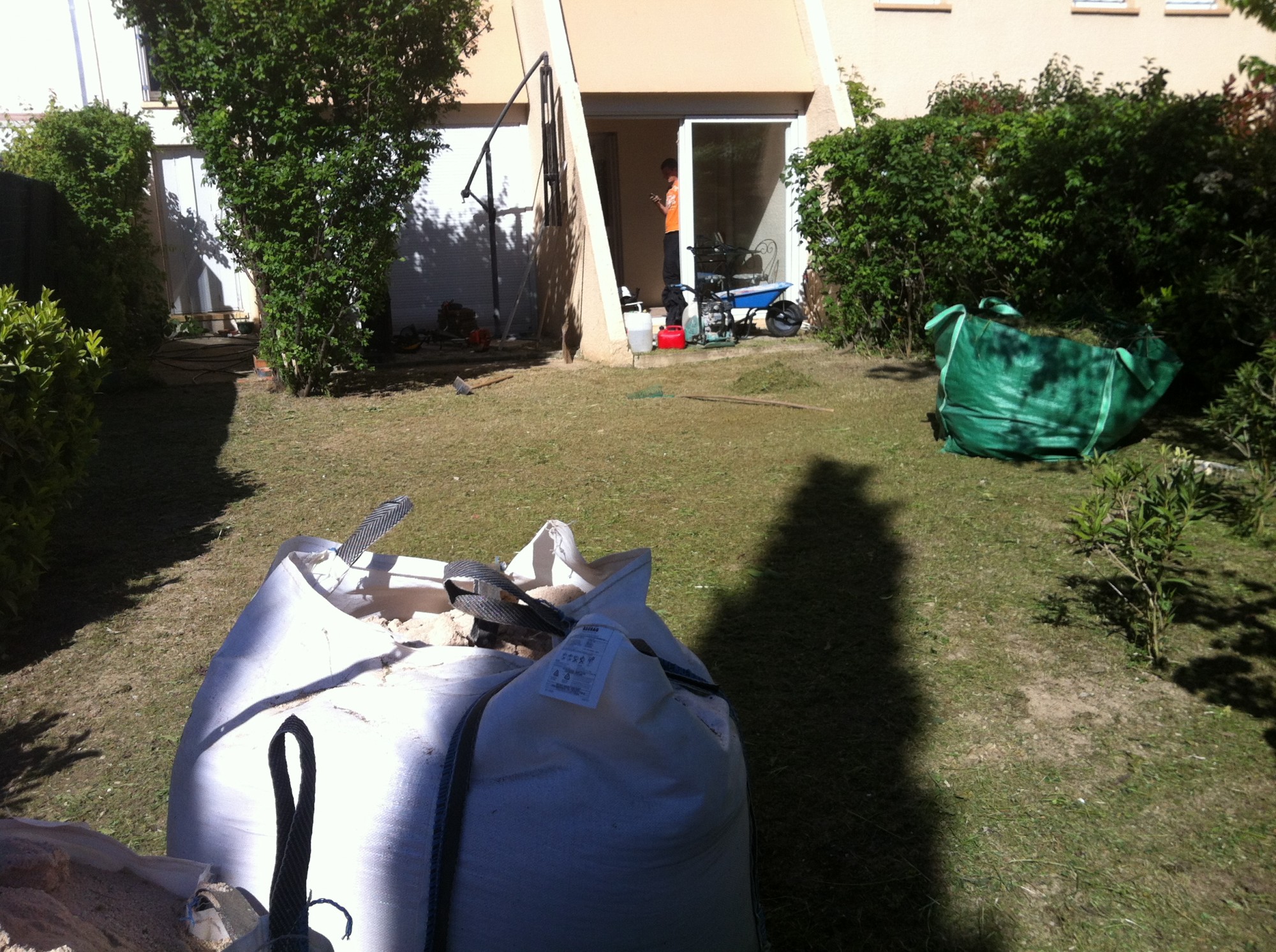 Préparation du sol pour poser de la pelouse artificielle