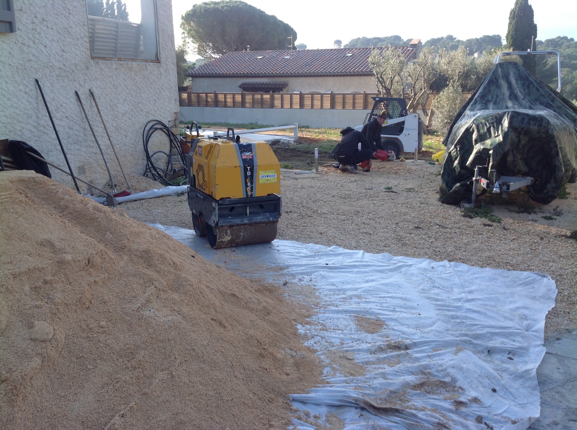 Préparation du sol pour gazon synthétique dans le 83