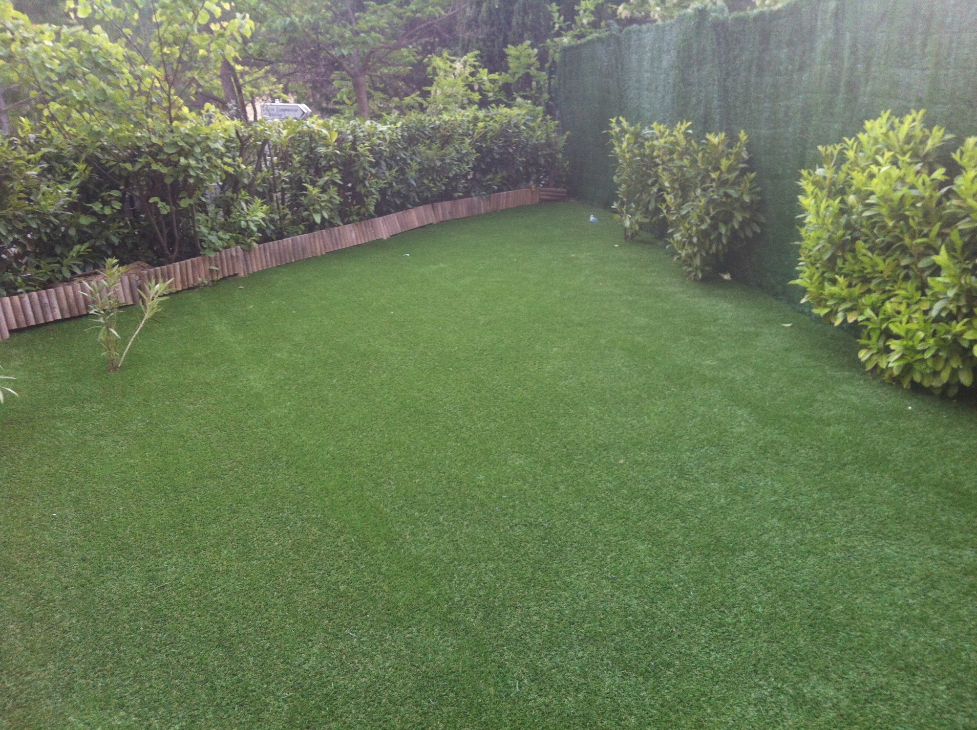 Aménagement d'un jardin avec une pelouse artificielle à  Aix en Provence