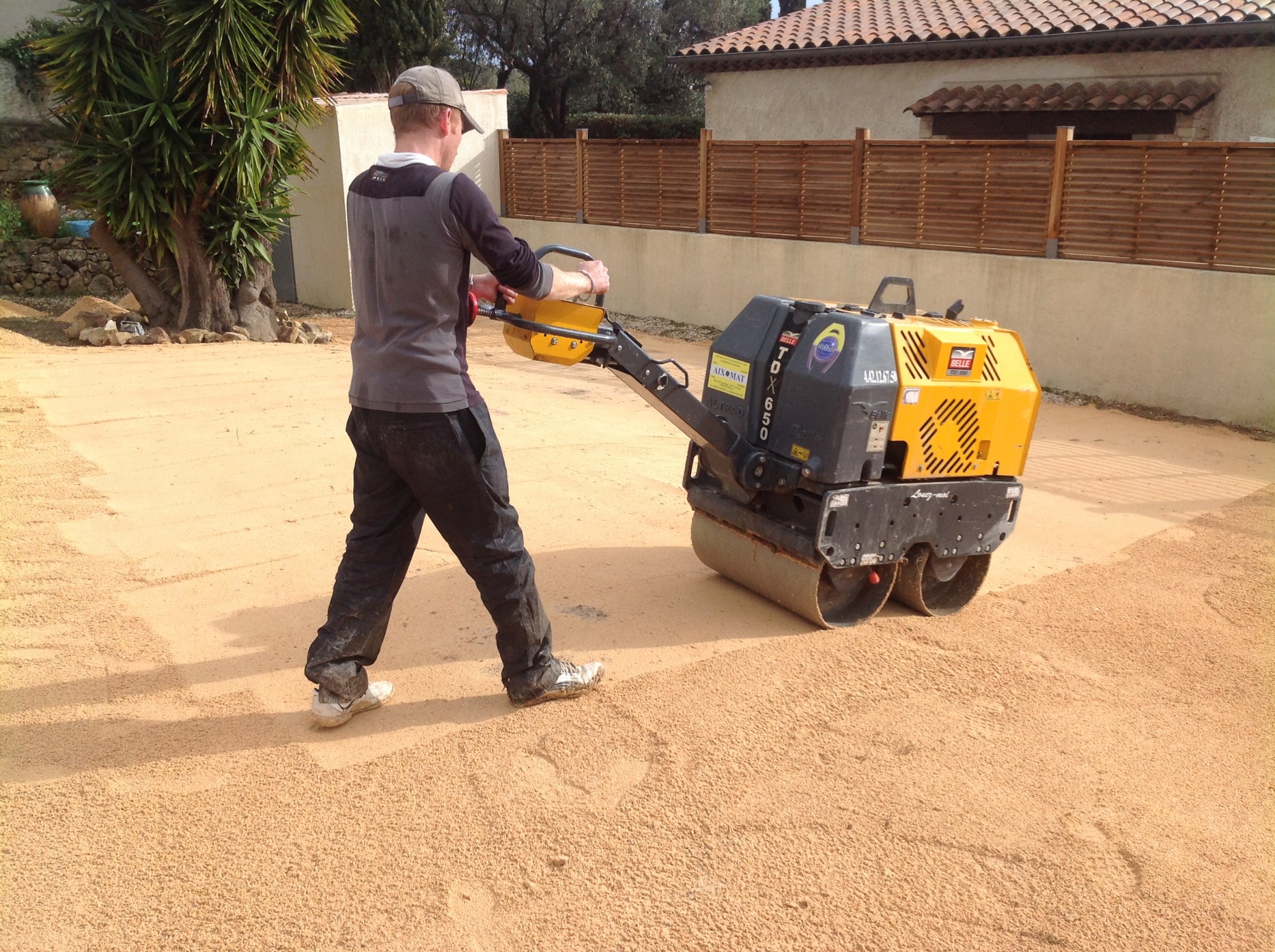 Compactage de la surface avant la pose du gazon synthétique près de Toulon