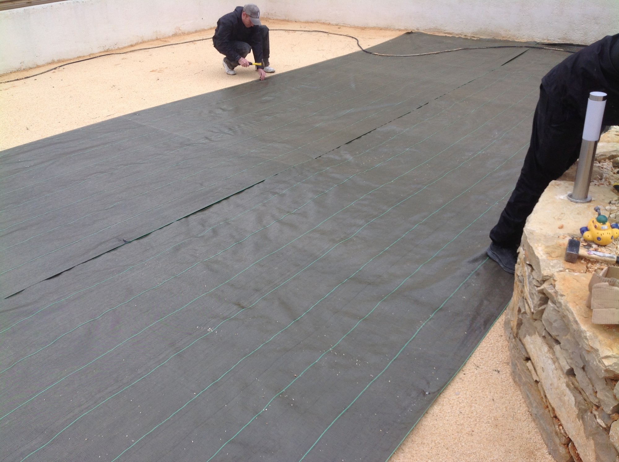 Mise en place de la toile de paillage à Sanary sur mer près de Toulon