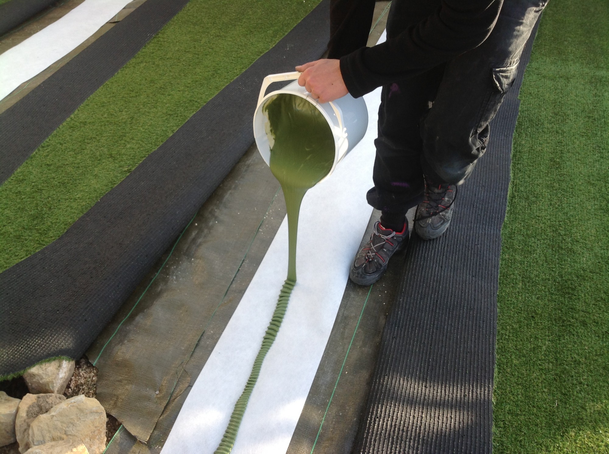 Encollage de la pelouse artificielle à Toulon