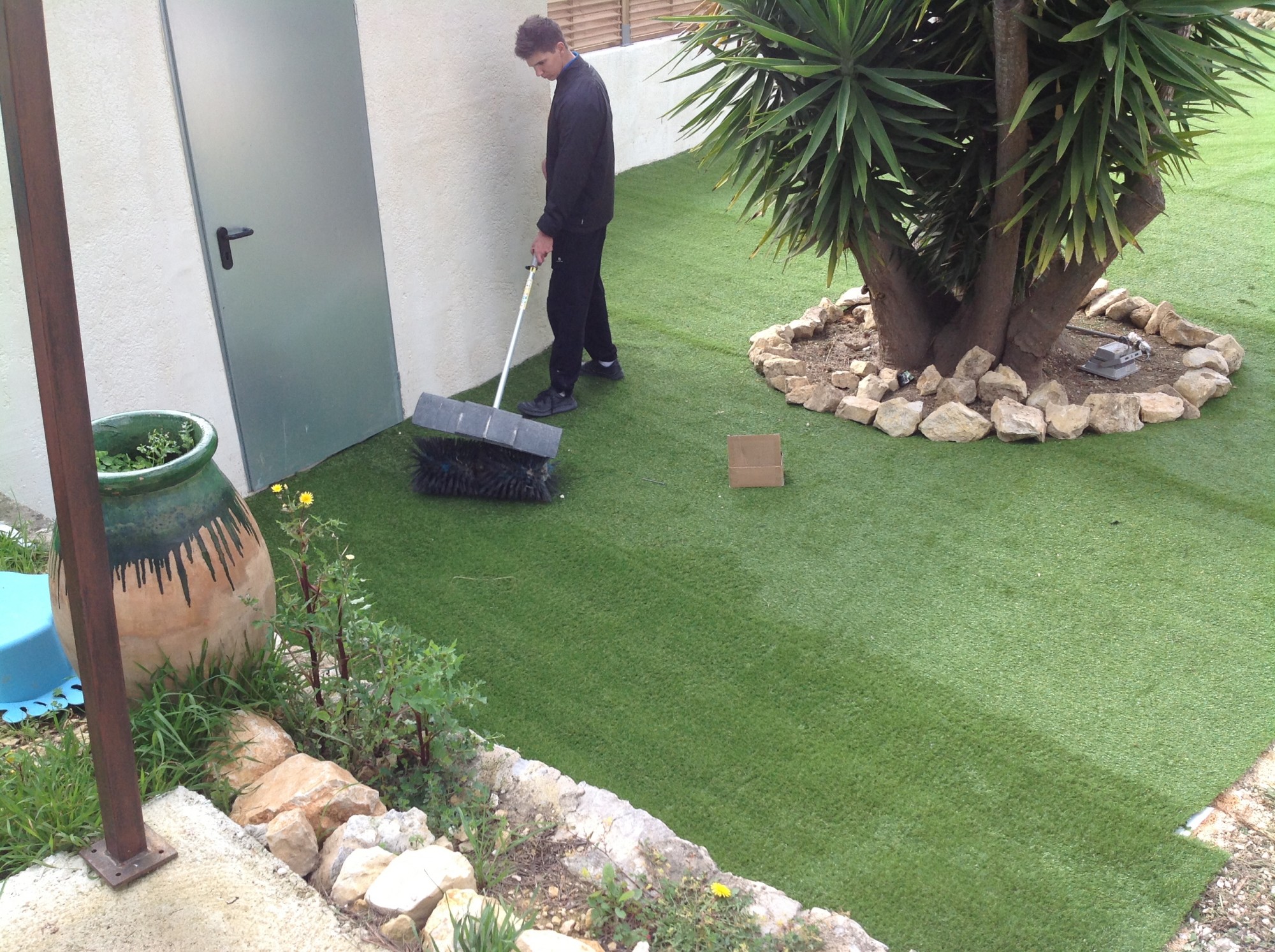 Brossage du gazon synthétique à Toulon 83