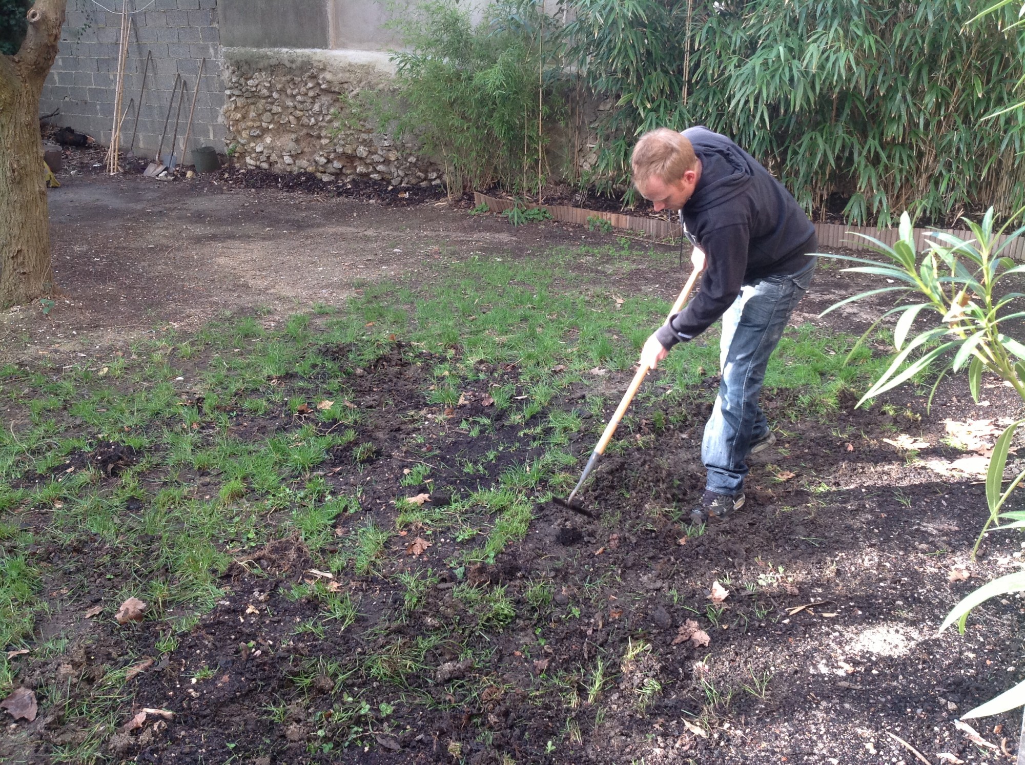 Préparation du sol avec l'installation d'un gazon synthétique pour jardin à Aix en Provence