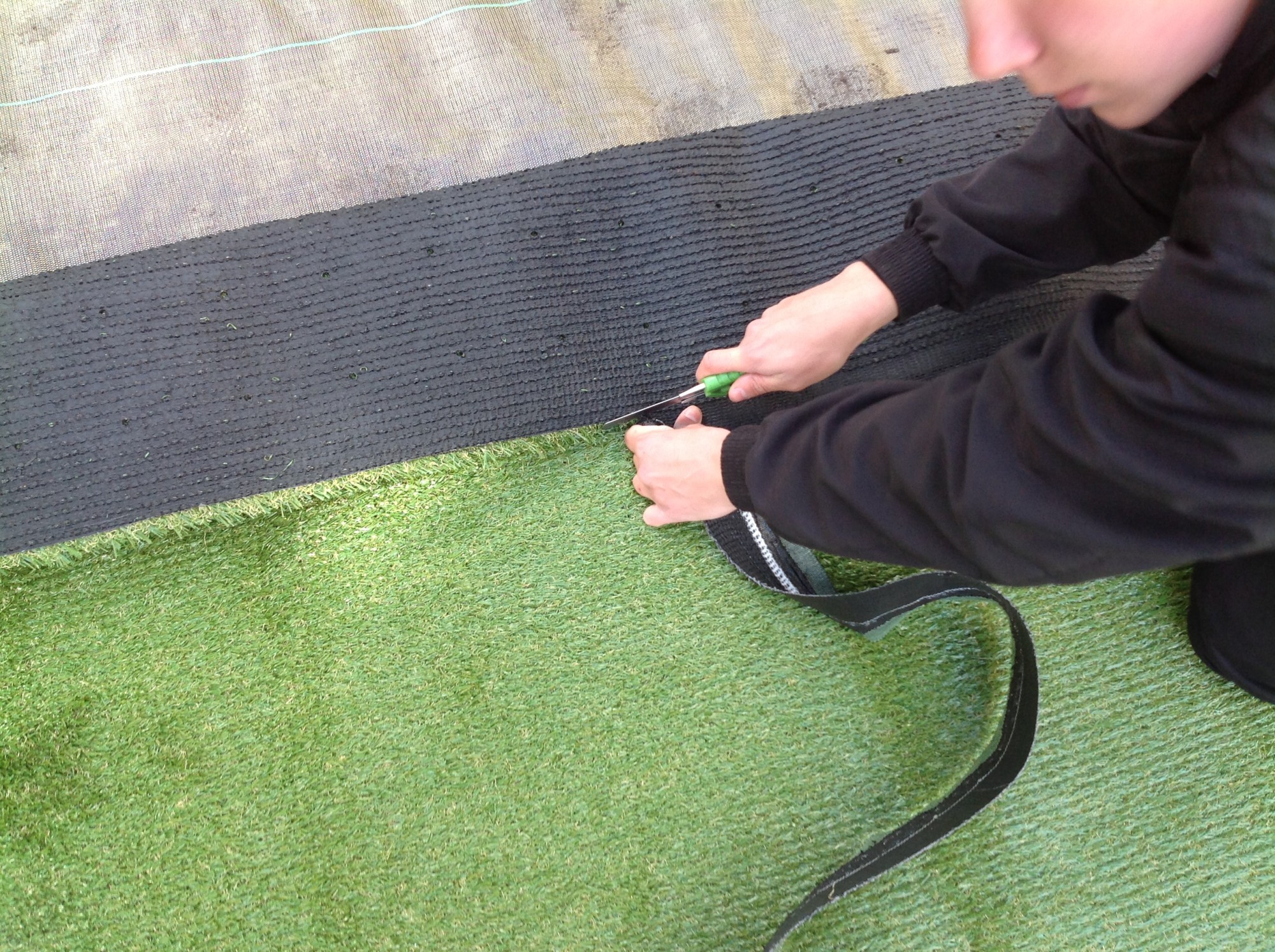 Découpage du gazon synthétique à Aix en Provence