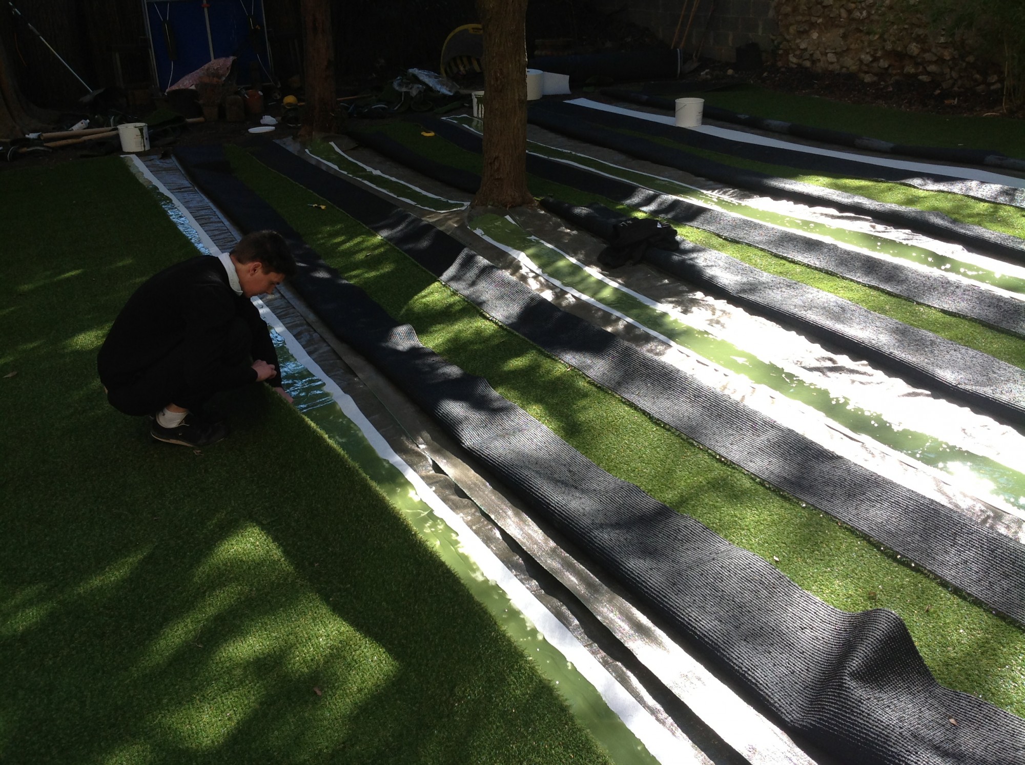 Encollage du gazon synthétique