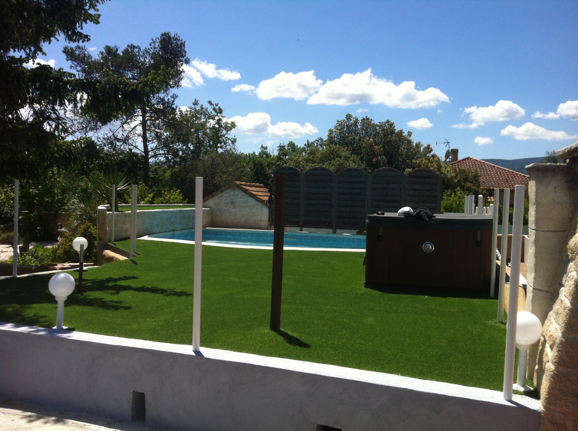 Installation d'un gazon artificiel à mémoire de forme dans un jardin à Montpellier