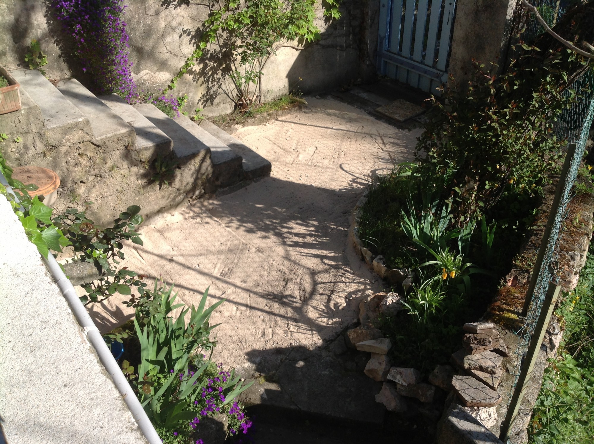 Préparation du sol avant la pose d'une pelouse artificielle à Marseille