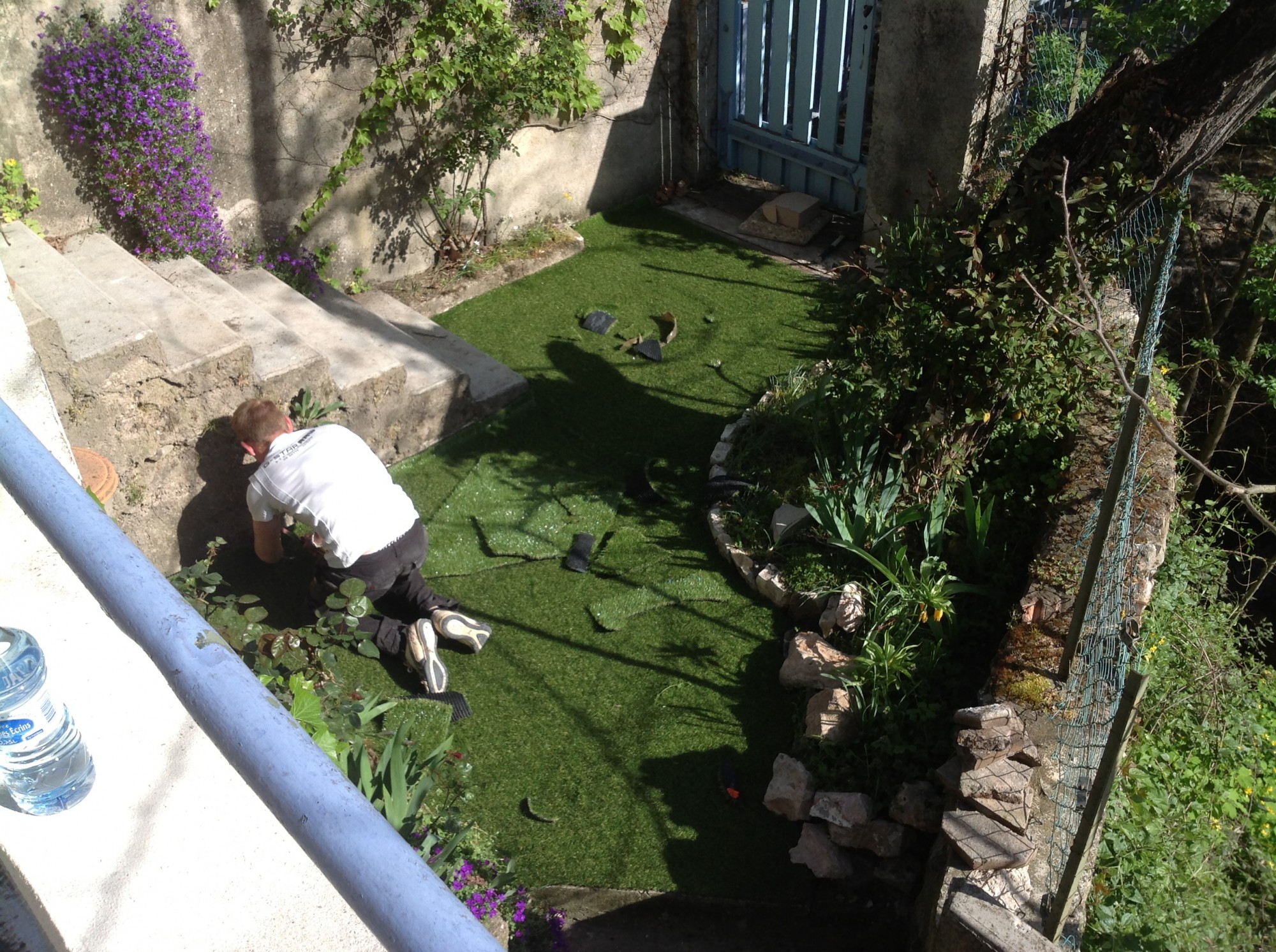 Cloutage du gazon synthétique à Marseille