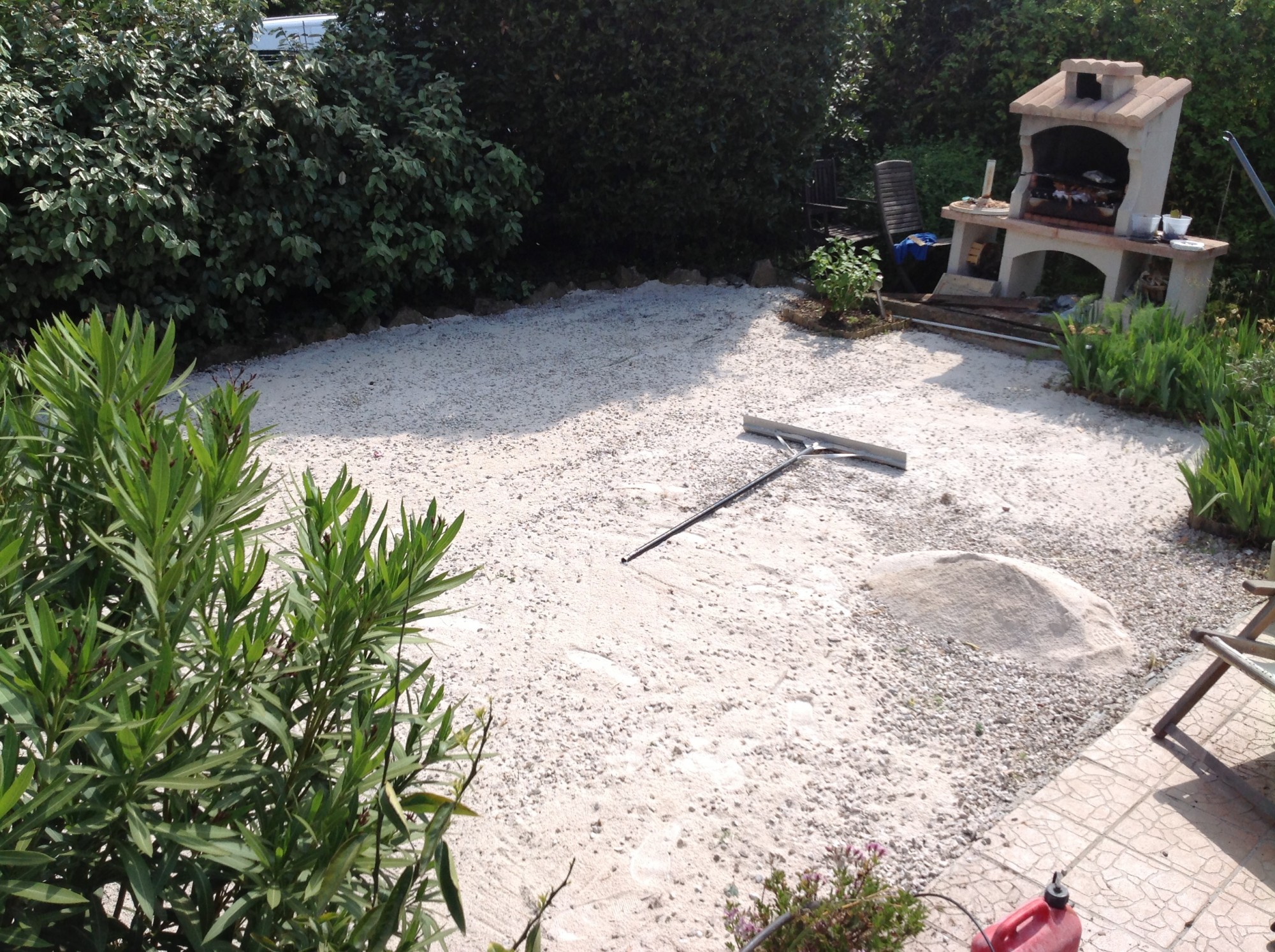 Préparation du sol pour la pose d'une pelouse synthétique à Toulon