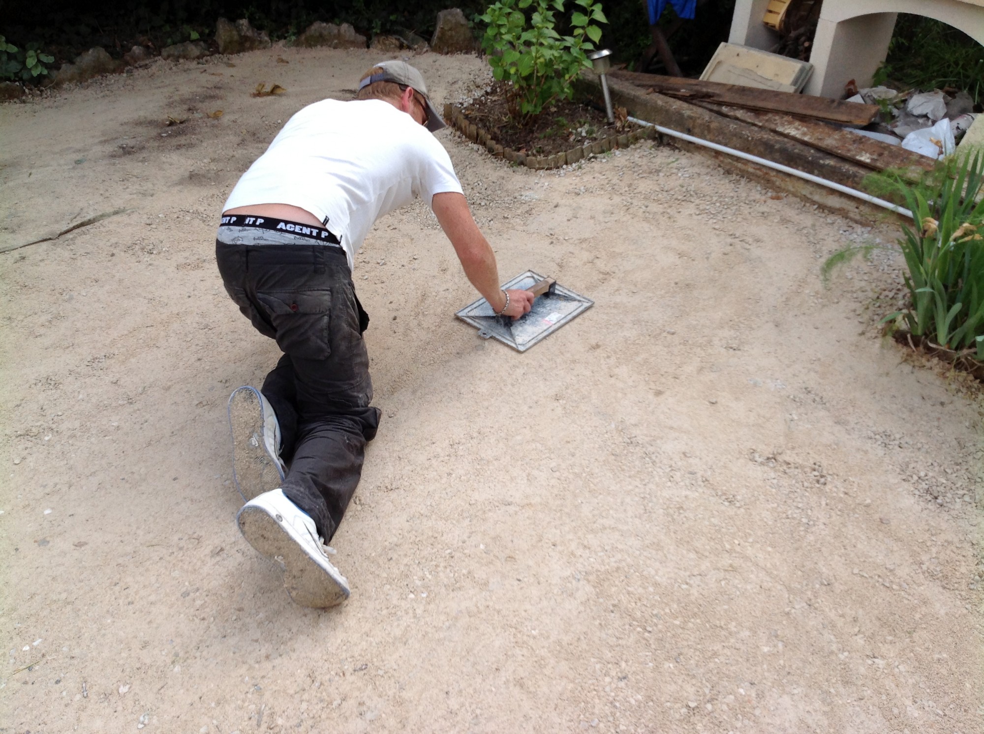 Talochage de la surface avant la pose d'un gazon artificiel à Toulon