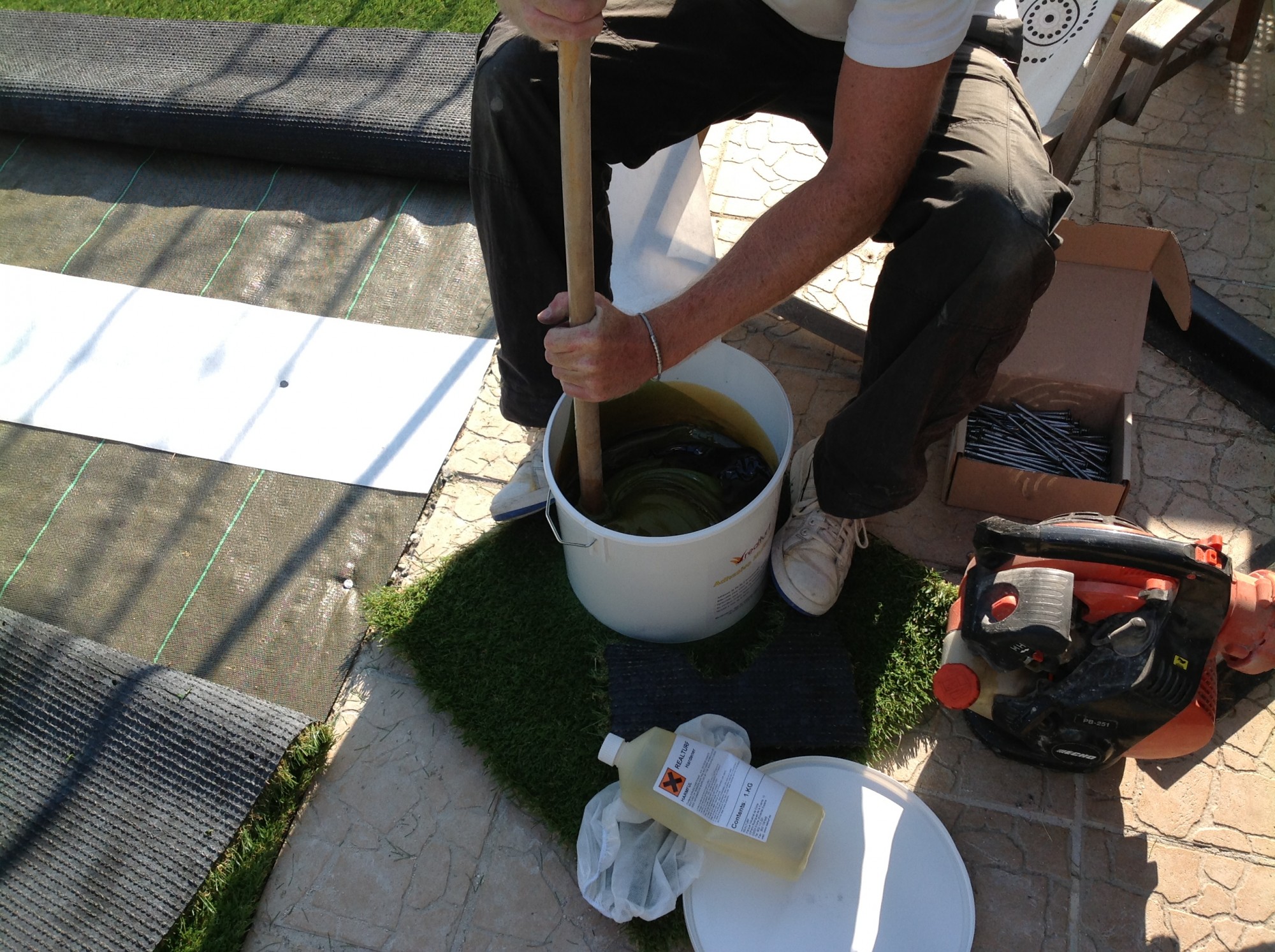 Mélange des 2 composants de la colle à Toulon