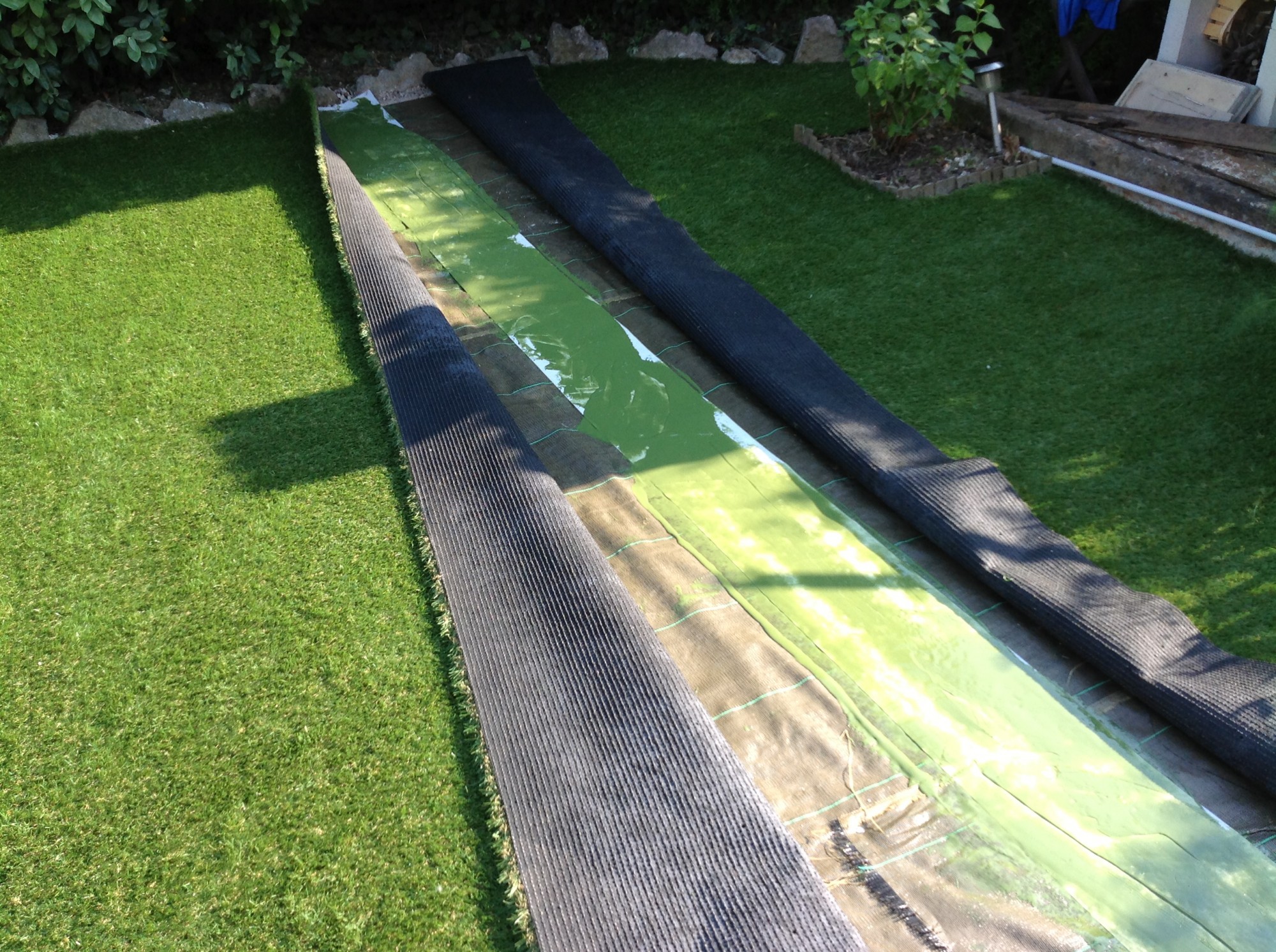 Collage du gazon synthétique