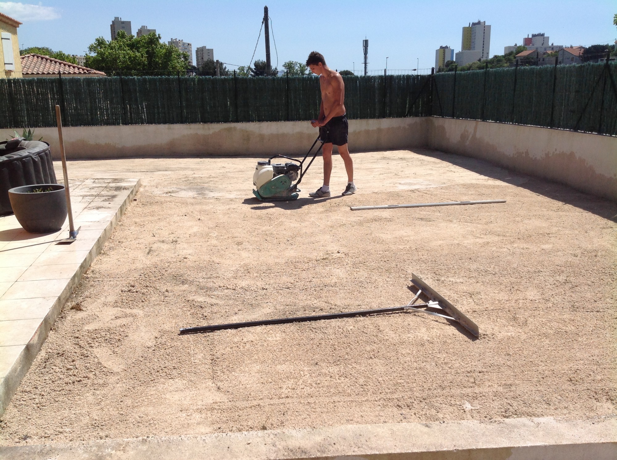 Compactage d'un gazon artificiel à Marseille