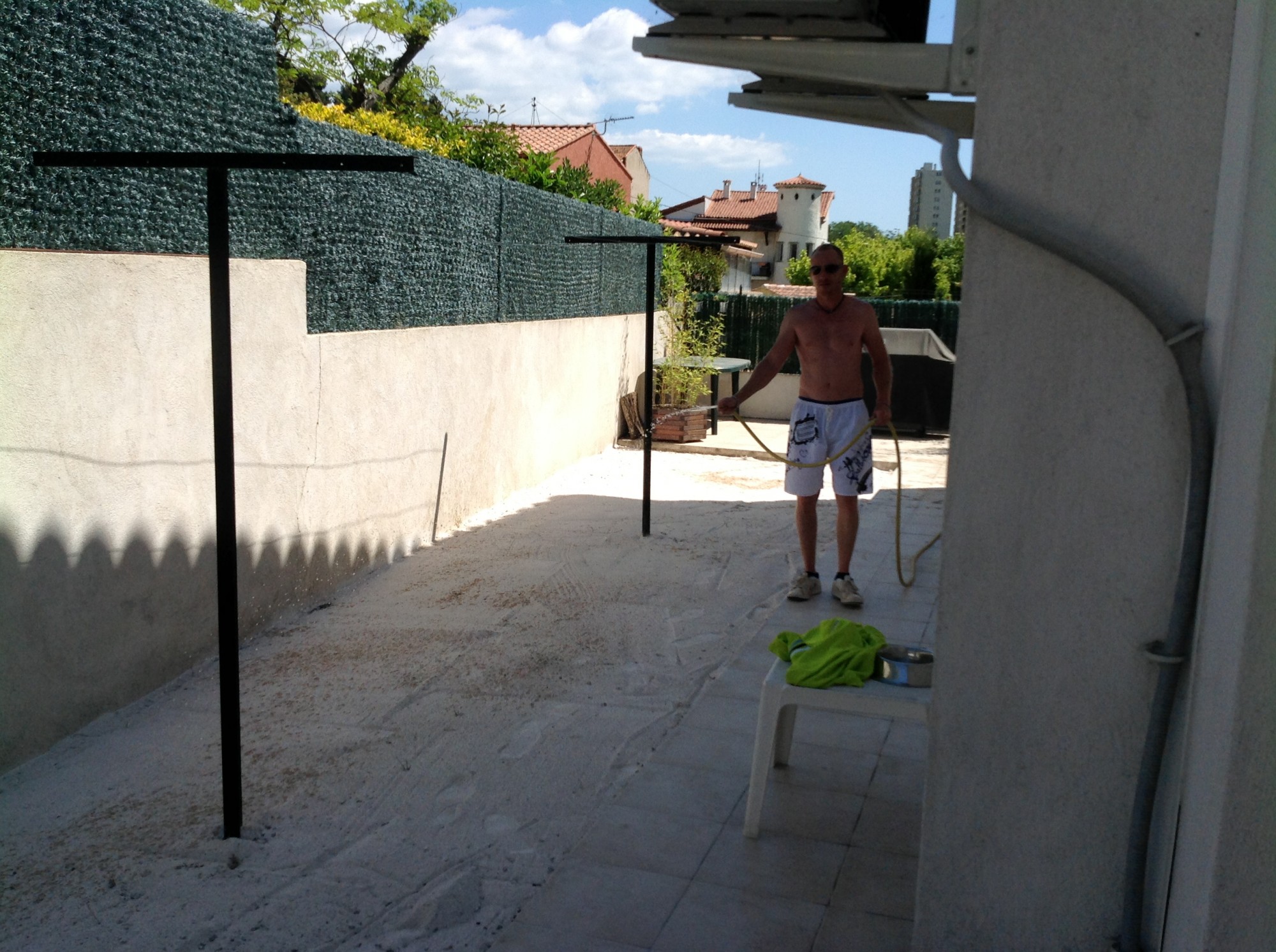 Préparation du sol avant la pose d'un gazon synthétique à Marseille