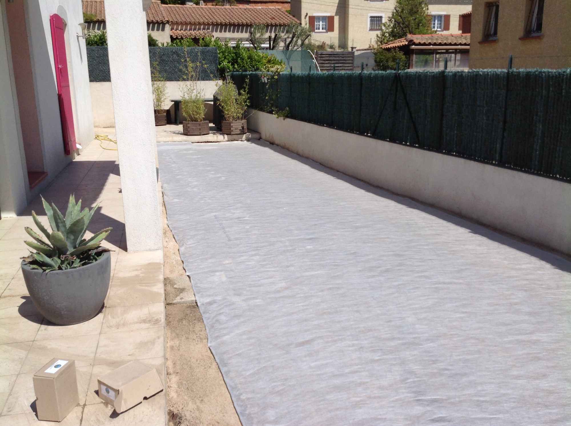 Mise en place d'un géotextile dans un jardin à Marseille