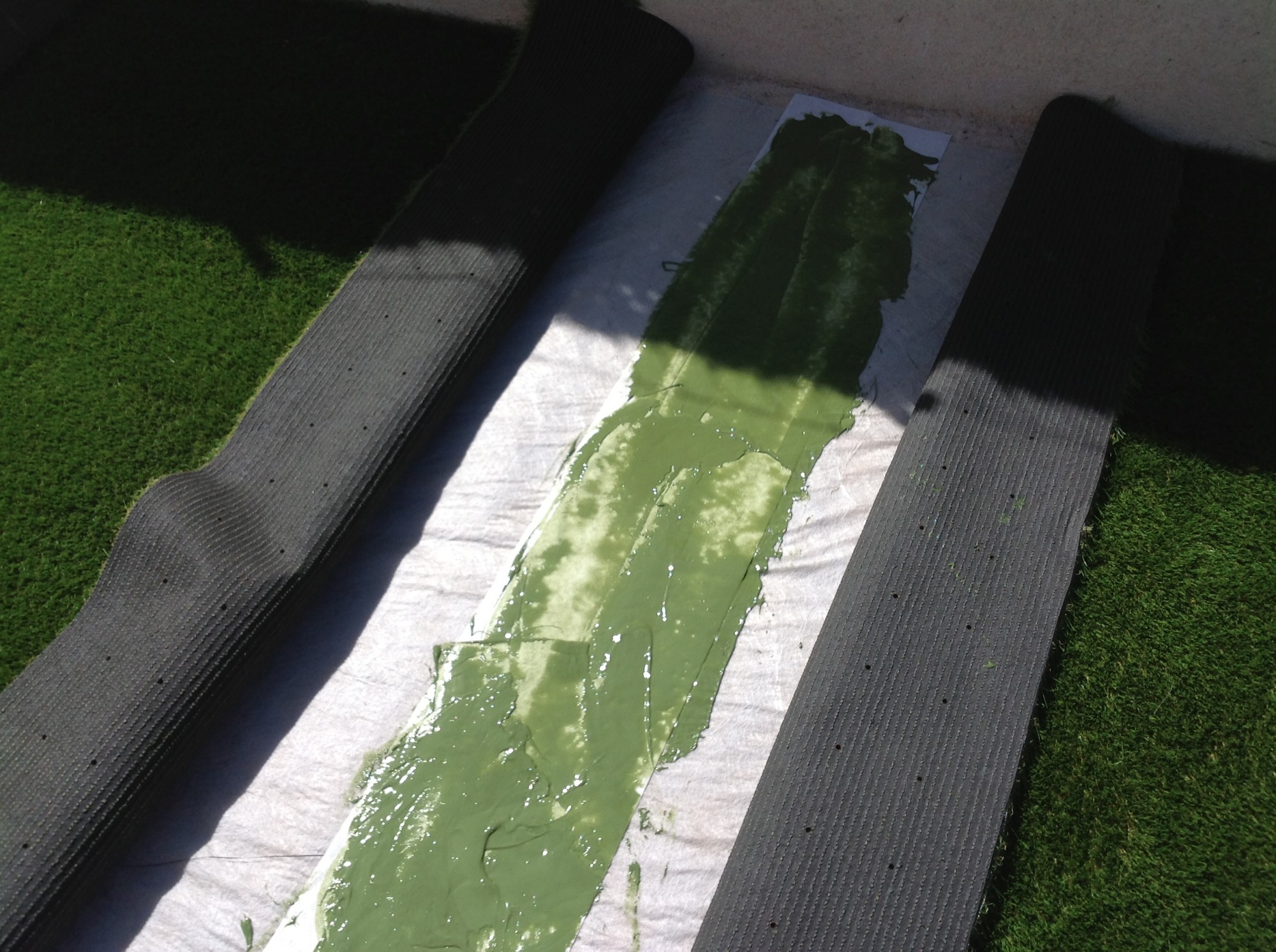 Collage des lés de gazon synthétique à Marseille