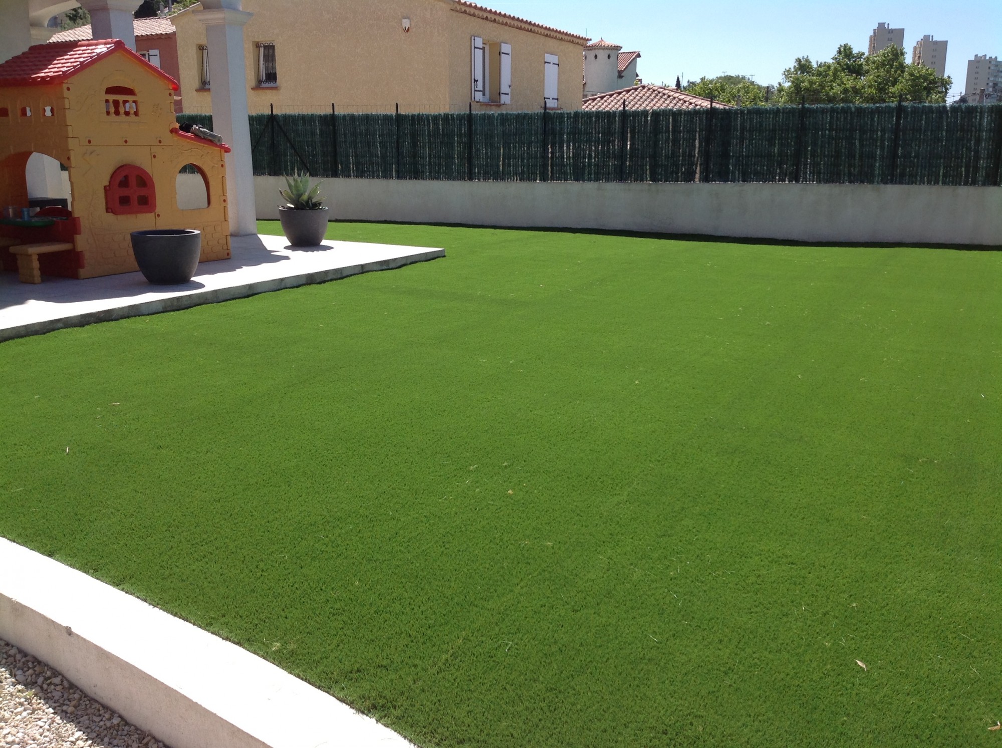 Univers gazons : installateur de gazon synthétique à Marseille