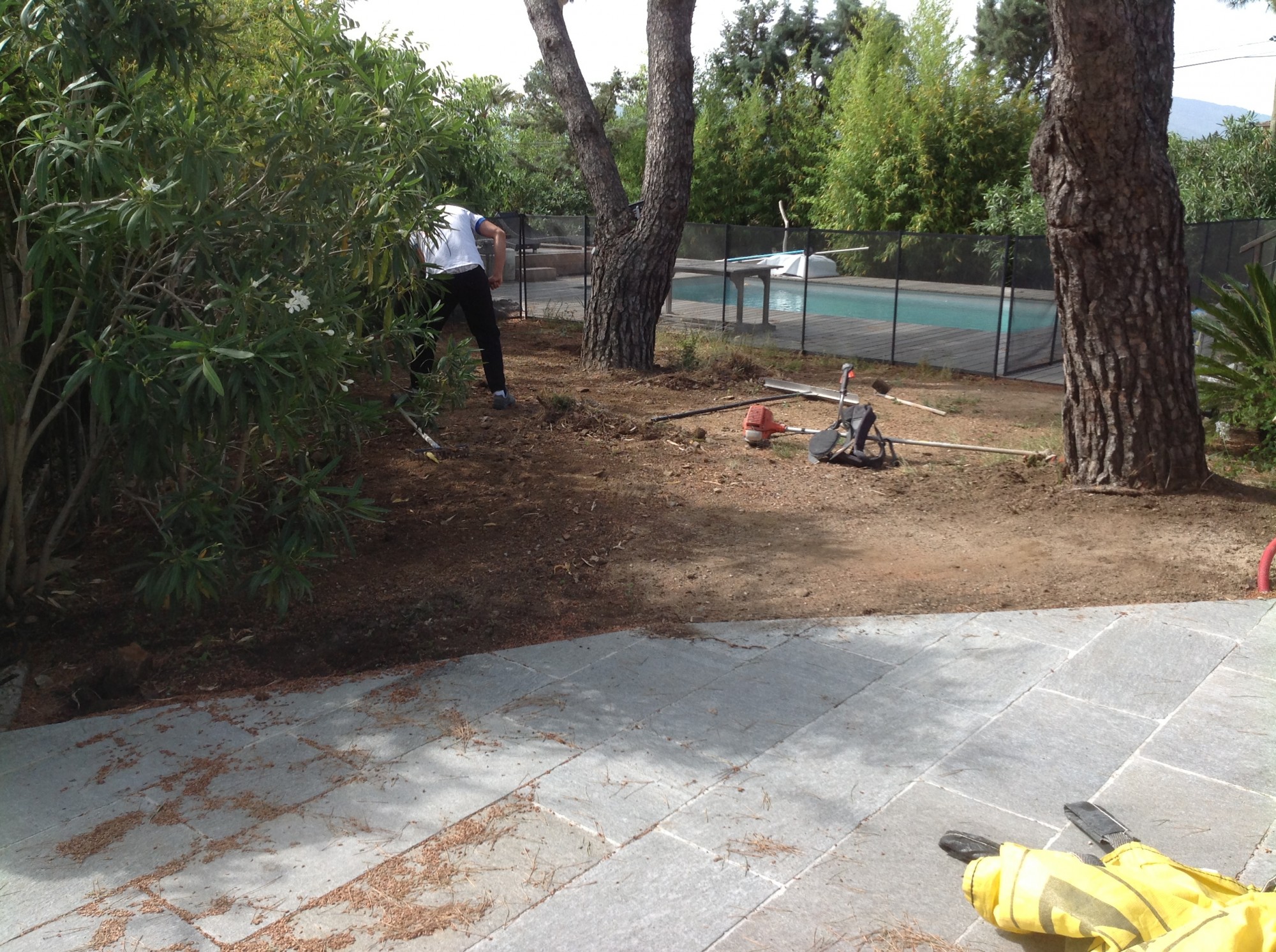 Terrain avant la pose d'une pelouse synthétique à Grimaud