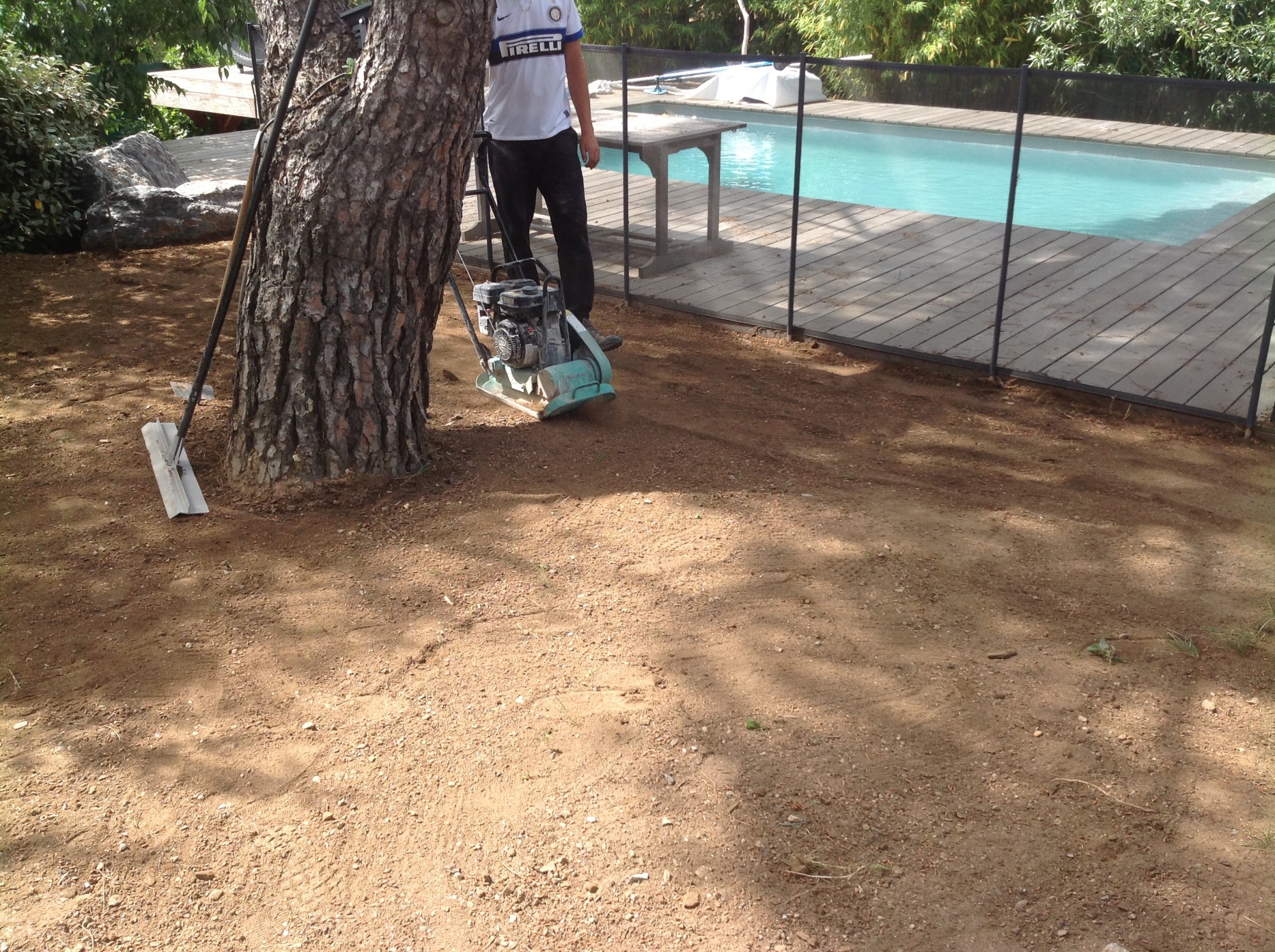 Terrain avant la pose d'un gazon synthétique dans un jardin