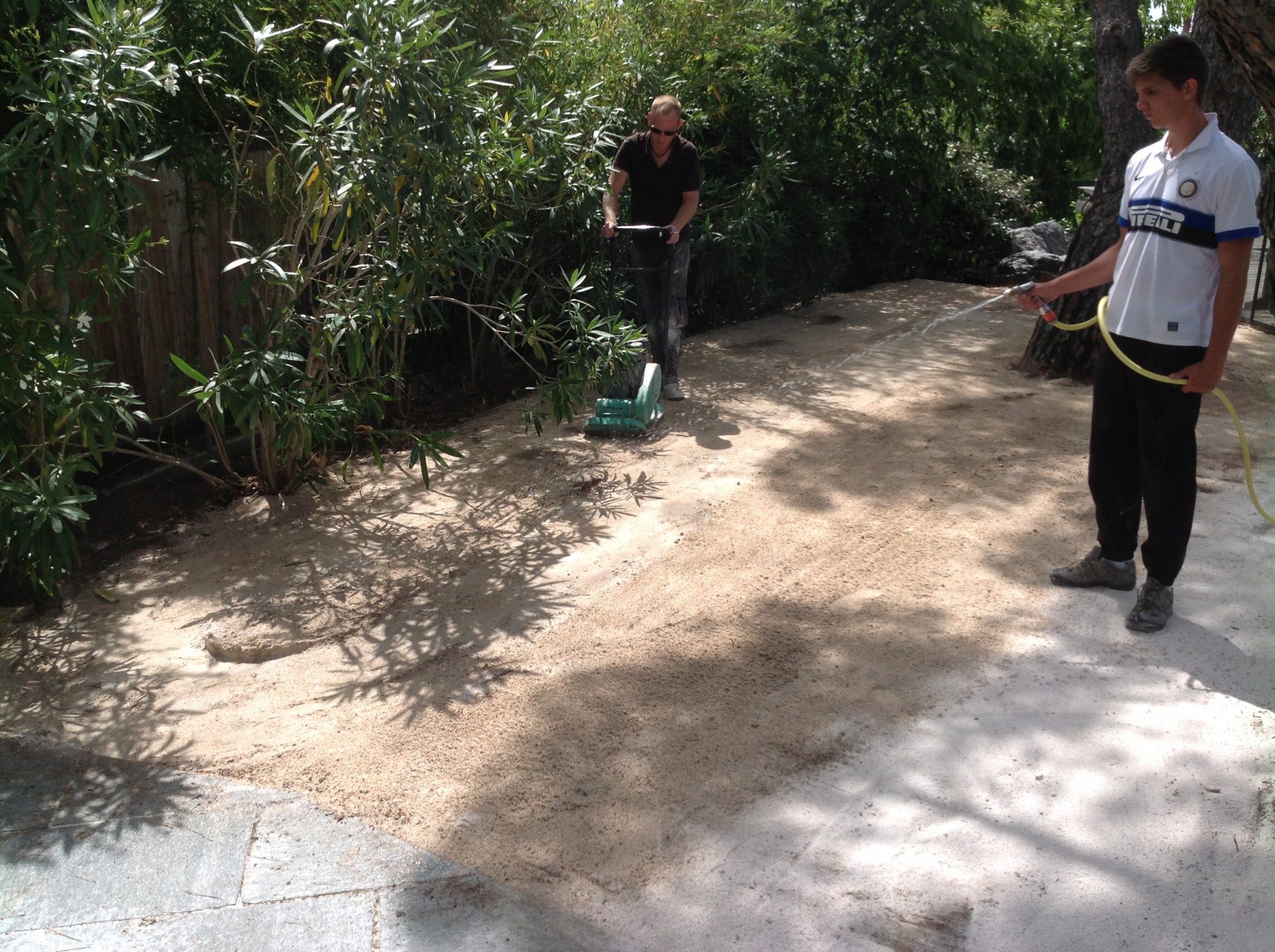 Préparation du sol pour la pose d'une pelouse synthétique