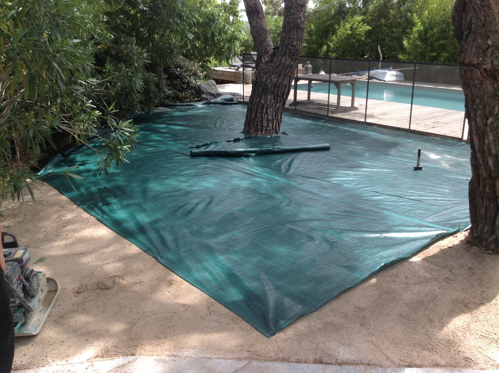 Mise en place de la toile de paillage pour gazon artificiel à Grimaud