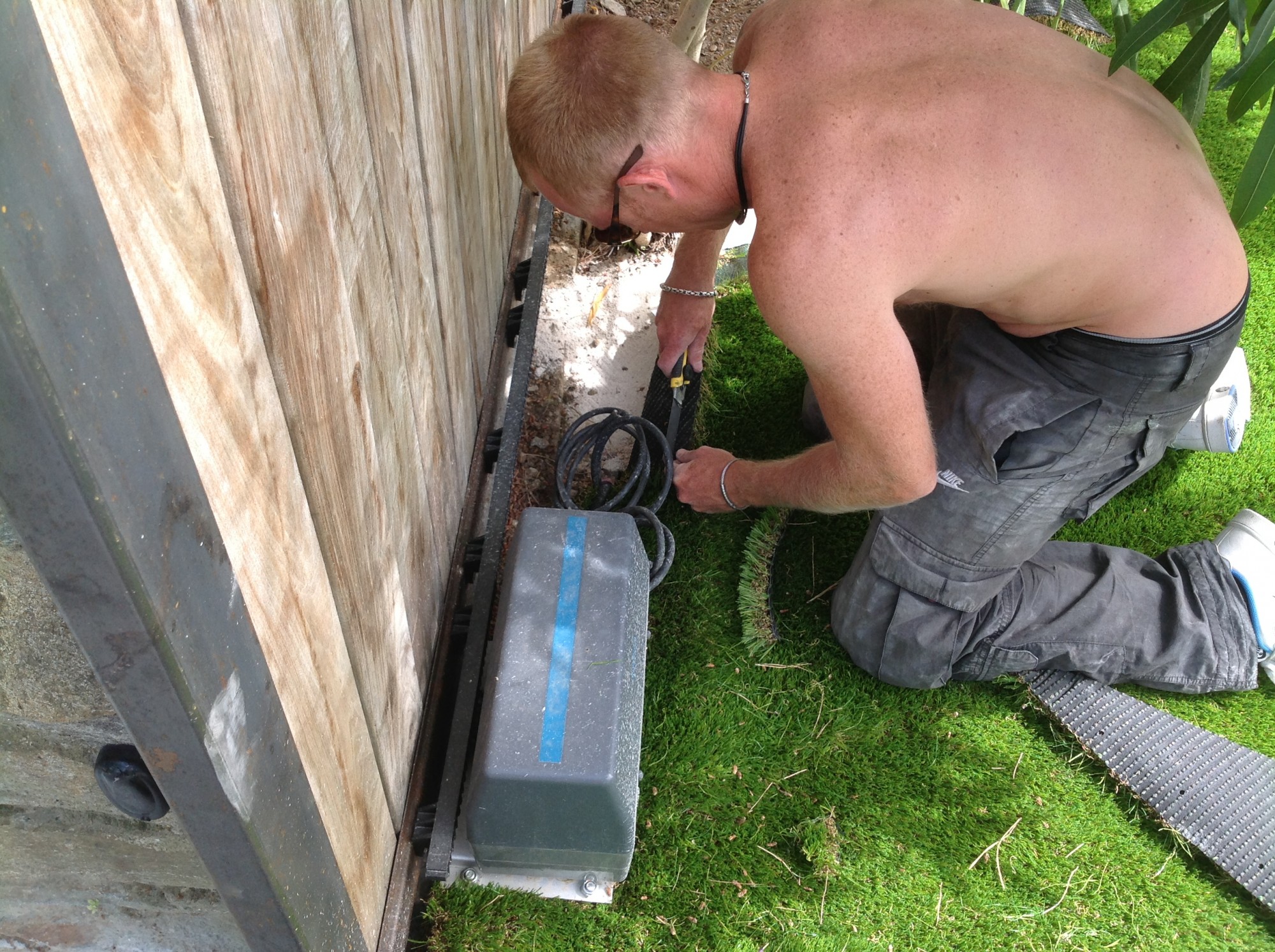 Coupes lors de la pose d'un gazon synthétique à Grimaud