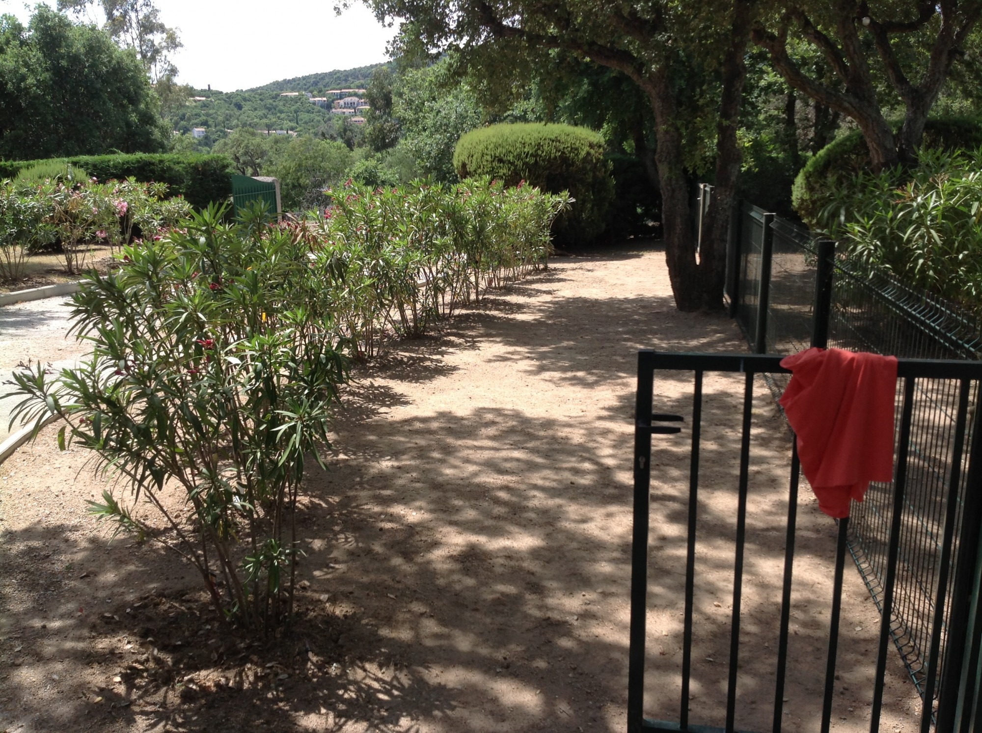 Terrain avant la pose du gazon synthétique à Grimaud